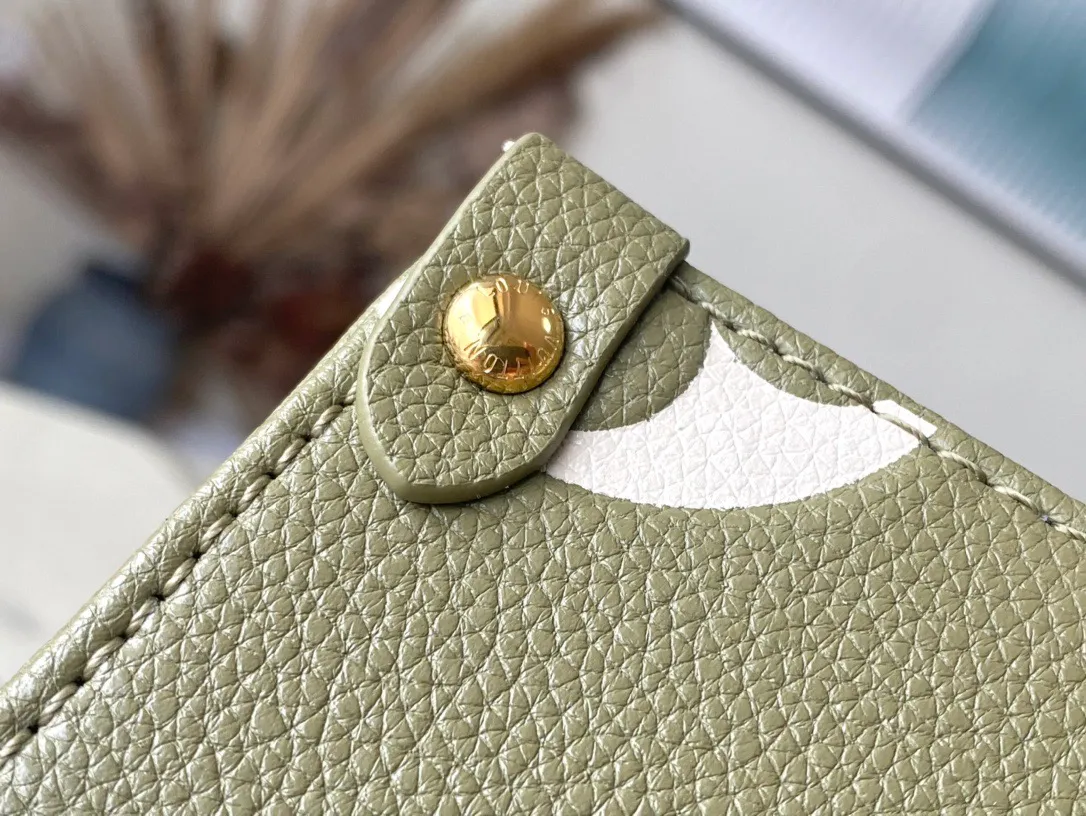 💰1040 (top layer leather) top original order M46569 new grass green This OnTheGo small handbag is made of Monogram Empreinte leather, with mild tones that set off the LV letters and Monogram flower embossing, making the compact and square shape shimmer. The rolled top handle and detachable shoulder strap make it easy to carry small items like your iPad Mini. Dimensions: 25 x 19 x 11.5 cm
