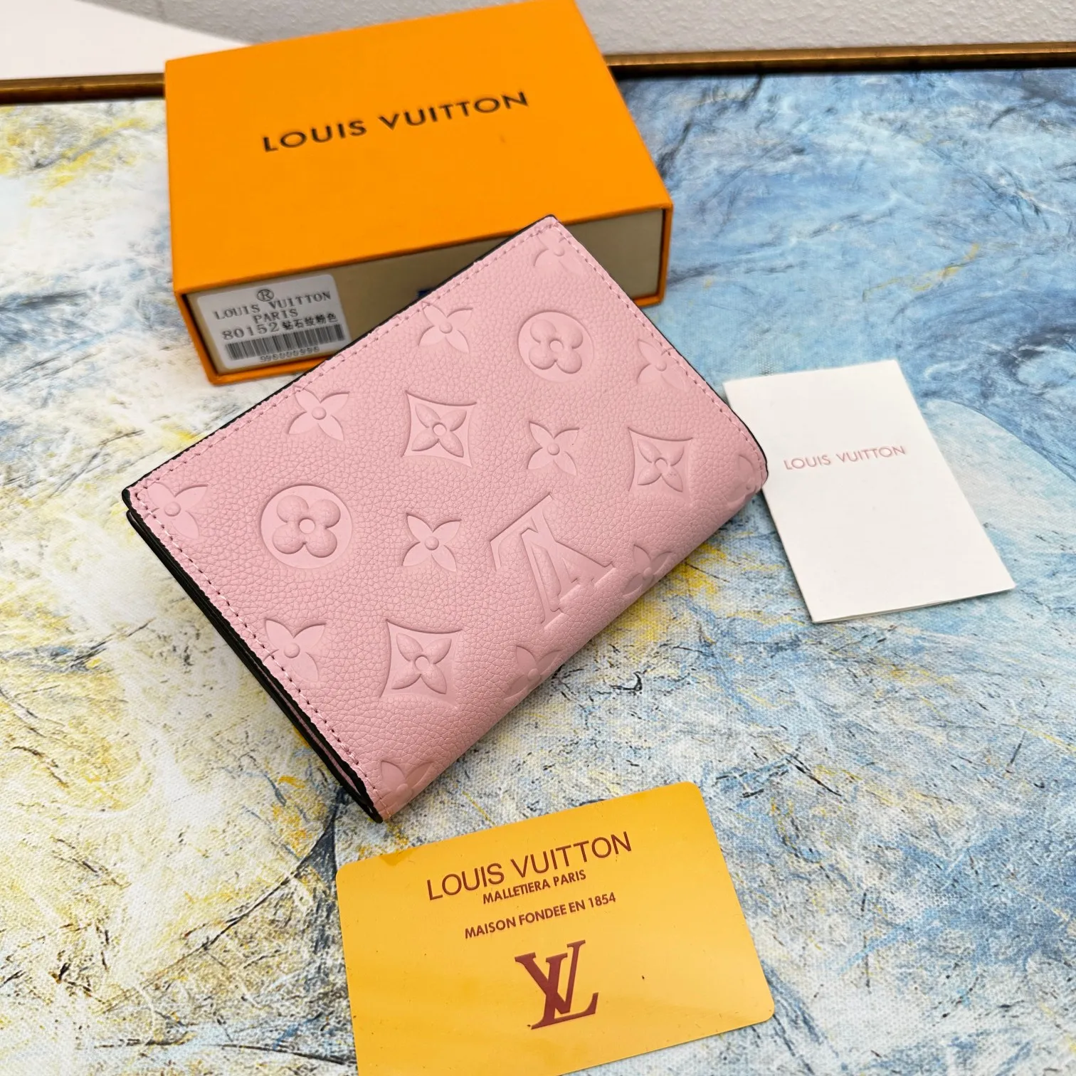 💰150 💎Top original version 🇫🇷 This Cléa wallet is made of Monogram Empreinte soft grained cowhide, embellished with Louis Vuitton's iconic Monogram embossed pattern. It has a stylish design, is exquisite and compact but has a spacious capacity. It is equipped with an external patch pocket, zipper coin pocket, banknote compartment and six credit card slots. Model: M80152 M80151 Dimensions: 12 x 9 x 3.5