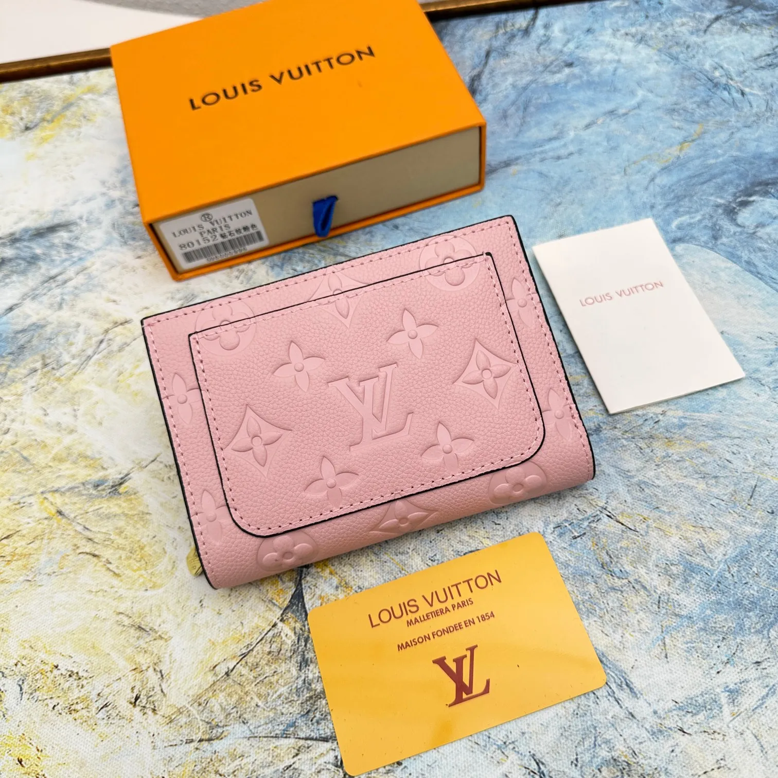 💰150 💎Top original version 🇫🇷 This Cléa wallet is made of Monogram Empreinte soft grained cowhide, embellished with Louis Vuitton's iconic Monogram embossed pattern. It has a stylish design, is exquisite and compact but has a spacious capacity. It is equipped with an external patch pocket, zipper coin pocket, banknote compartment and six credit card slots. Model: M80152 M80151 Dimensions: 12 x 9 x 3.5