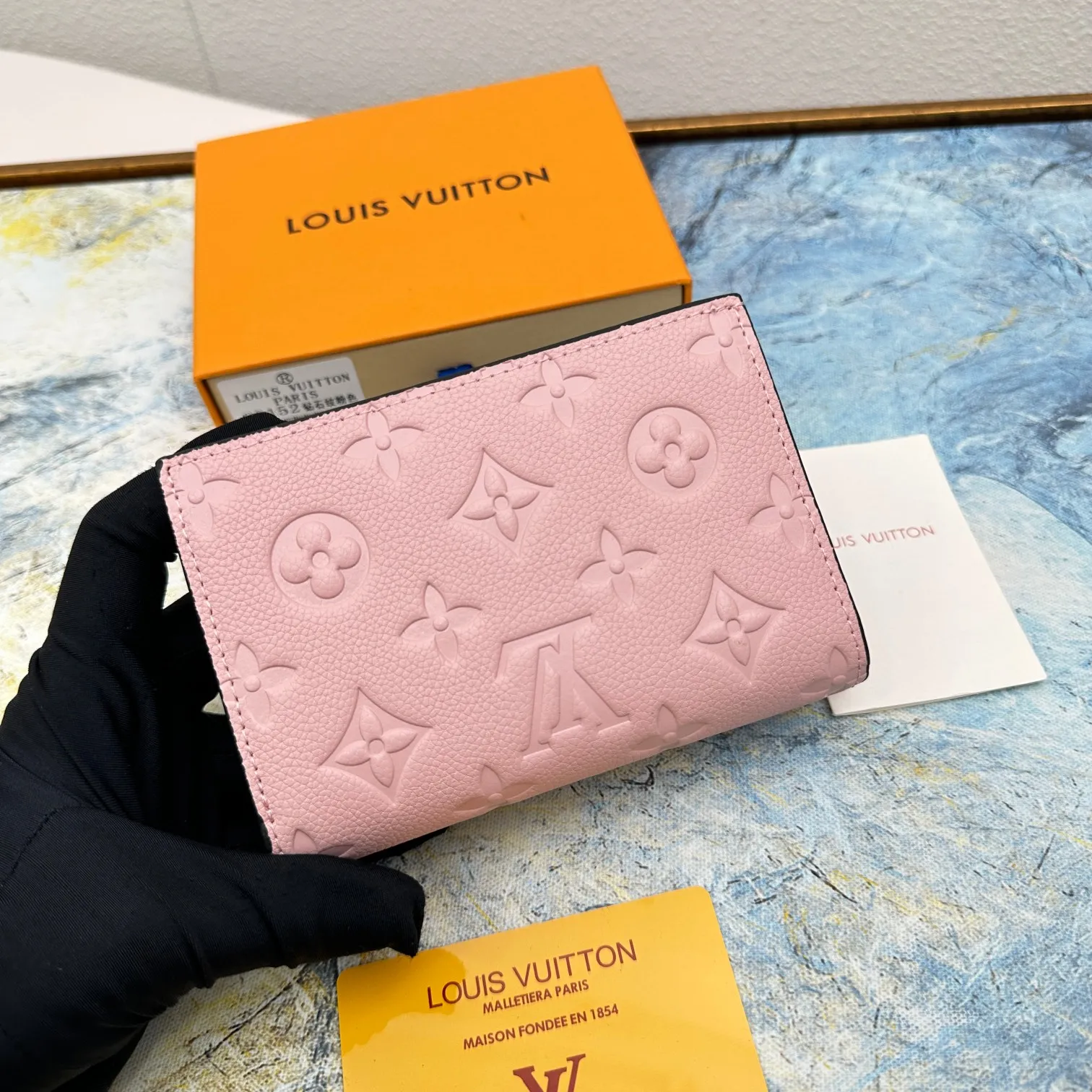 💰150 💎Top original version 🇫🇷 This Cléa wallet is made of Monogram Empreinte soft grained cowhide, embellished with Louis Vuitton's iconic Monogram embossed pattern. It has a stylish design, is exquisite and compact but has a spacious capacity. It is equipped with an external patch pocket, zipper coin pocket, banknote compartment and six credit card slots. Model: M80152 M80151 Dimensions: 12 x 9 x 3.5