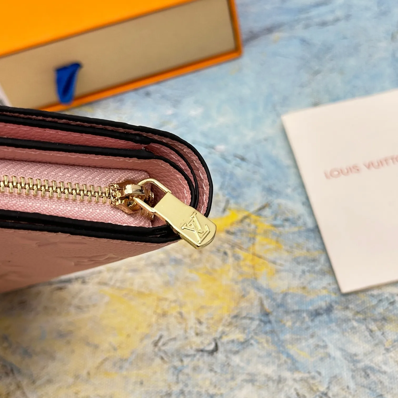 💰150 💎Top original version 🇫🇷 This Cléa wallet is made of Monogram Empreinte soft grained cowhide, embellished with Louis Vuitton's iconic Monogram embossed pattern. It has a stylish design, is exquisite and compact but has a spacious capacity. It is equipped with an external patch pocket, zipper coin pocket, banknote compartment and six credit card slots. Model: M80152 M80151 Dimensions: 12 x 9 x 3.5