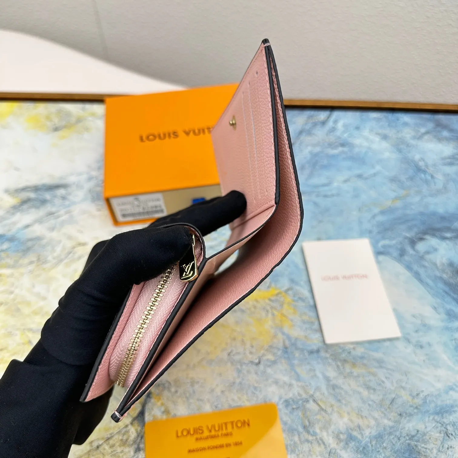 💰150 💎Top original version 🇫🇷 This Cléa wallet is made of Monogram Empreinte soft grained cowhide, embellished with Louis Vuitton's iconic Monogram embossed pattern. It has a stylish design, is exquisite and compact but has a spacious capacity. It is equipped with an external patch pocket, zipper coin pocket, banknote compartment and six credit card slots. Model: M80152 M80151 Dimensions: 12 x 9 x 3.5
