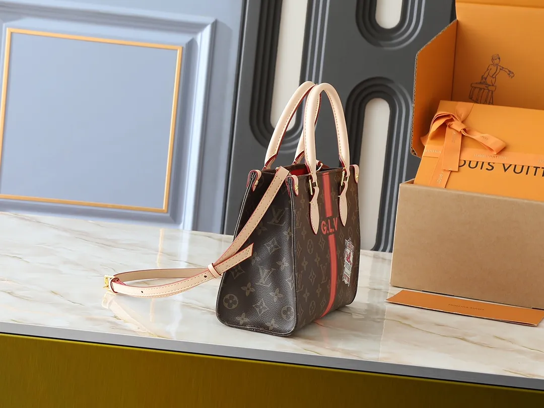 💰240💰Upgraded from the original P3716 P3720 P3764 M46373 M44571 This Mon Monogram series injects individuality and ingenuity into Monogram canvas, renewing the classic style of the OnTheGo small handbag. Add patches, stripes and exclusive lettering to create a fun and unique option. Toron leather handles and adjustable leather shoulder strap allow for a variety of carrying options. Dimensions: 25.0 x 19.0 x 11.5 cm (length x height x width)