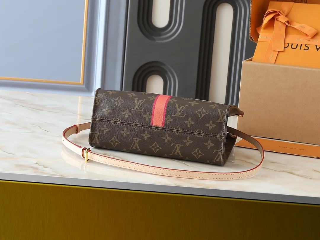 💰240💰Upgraded from the original P3716 P3720 P3764 M46373 M44571 This Mon Monogram series injects individuality and ingenuity into Monogram canvas, renewing the classic style of the OnTheGo small handbag. Add patches, stripes and exclusive lettering to create a fun and unique option. Toron leather handles and adjustable leather shoulder strap allow for a variety of carrying options. Dimensions: 25.0 x 19.0 x 11.5 cm (length x height x width)