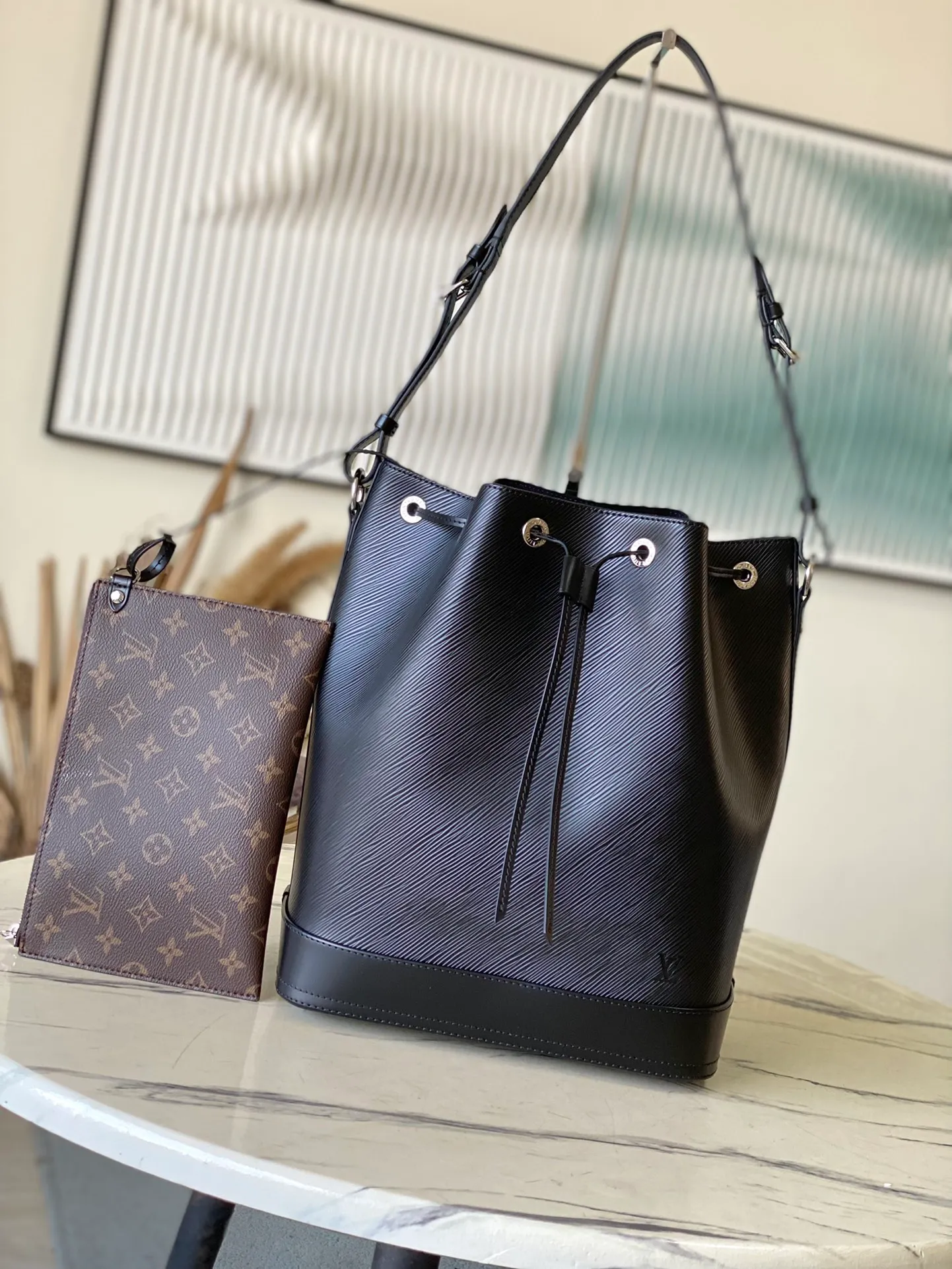 💰1560 (top layer leather) top original order M24932 black This Noé MM bucket bag from the Nautical series is reinterpreted in soft Epi calfskin to create a retro-style Noé bag style. Epi calfskin will become smoother over time while maintaining its original beauty. The bag is equipped with a detachable small storage bag, which can safely store valuables. Dimensions: 27 x 33 x 20 cm (length x height x width)