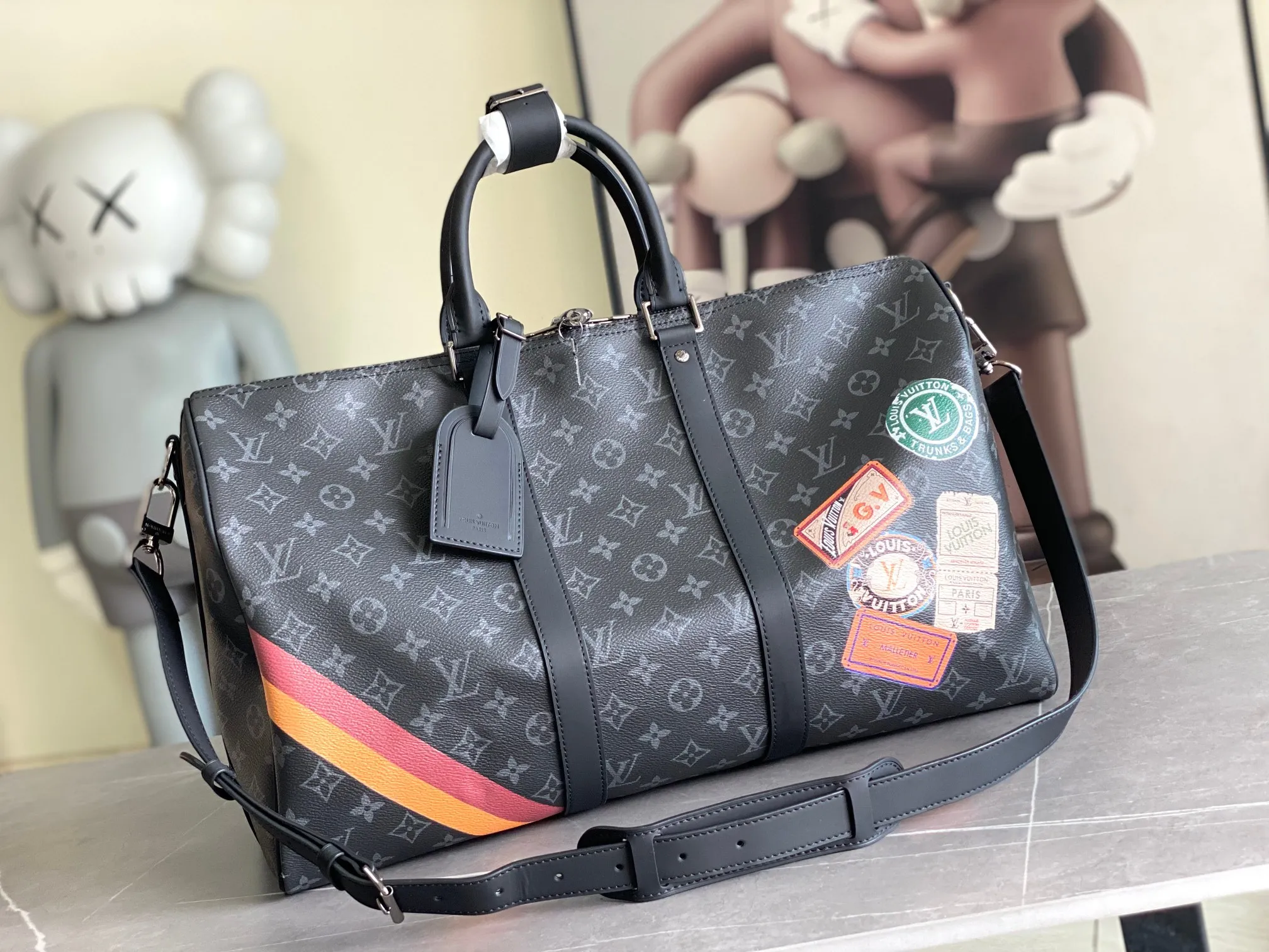 💰1220 Top Original Order 01949 Rose Red.13808 Red This Keepall Bandoulière 45 travel bag is made of Monogram Giant coated canvas with Monogram Reverse trim, paying tribute to the brand's iconic pattern. Luxurious fabric lining with zippered interior pocket, removable and adjustable leather shoulder strap and top handle allow for a variety of carrying options. Size: 45x27x20cm