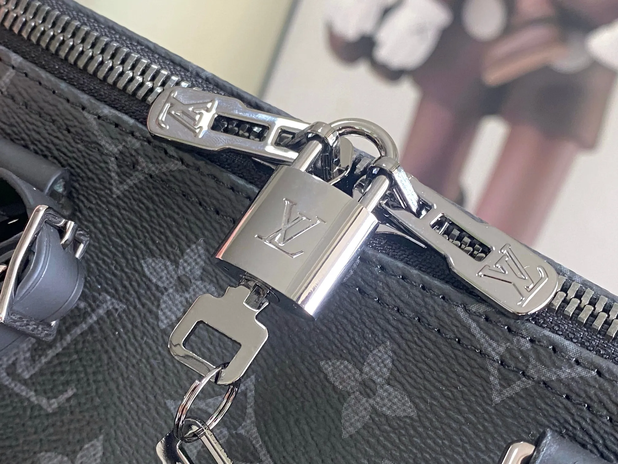 💰1220 Top Original Order 01949 Rose Red.13808 Red This Keepall Bandoulière 45 travel bag is made of Monogram Giant coated canvas with Monogram Reverse trim, paying tribute to the brand's iconic pattern. Luxurious fabric lining with zippered interior pocket, removable and adjustable leather shoulder strap and top handle allow for a variety of carrying options. Size: 45x27x20cm