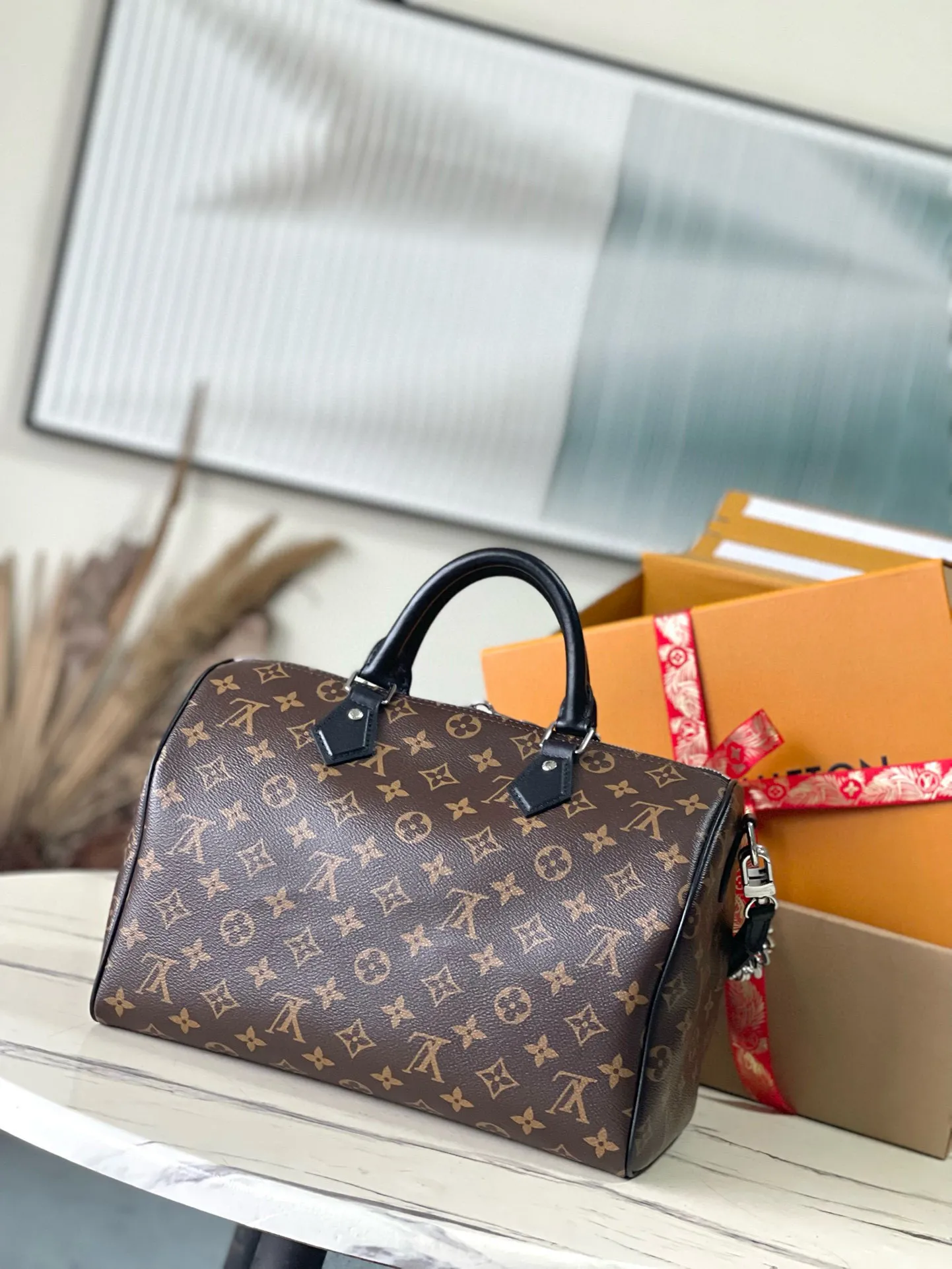 💰1100 Top-quality original M12243 presbyopic black leather Speedy Soft 30 Dark handbag becomes a good travel companion with its eye-catching style. The Monogram coated canvas bag is trimmed with leather and has a Gothic-style chain. Its generous structure has a zipped pocket inside to keep your passport and other important items safe. The nameplate and tassels add to the intricate details, and the Toron handle adds a fresh touch. 21 x 17 x 30 cm (height x width x length)