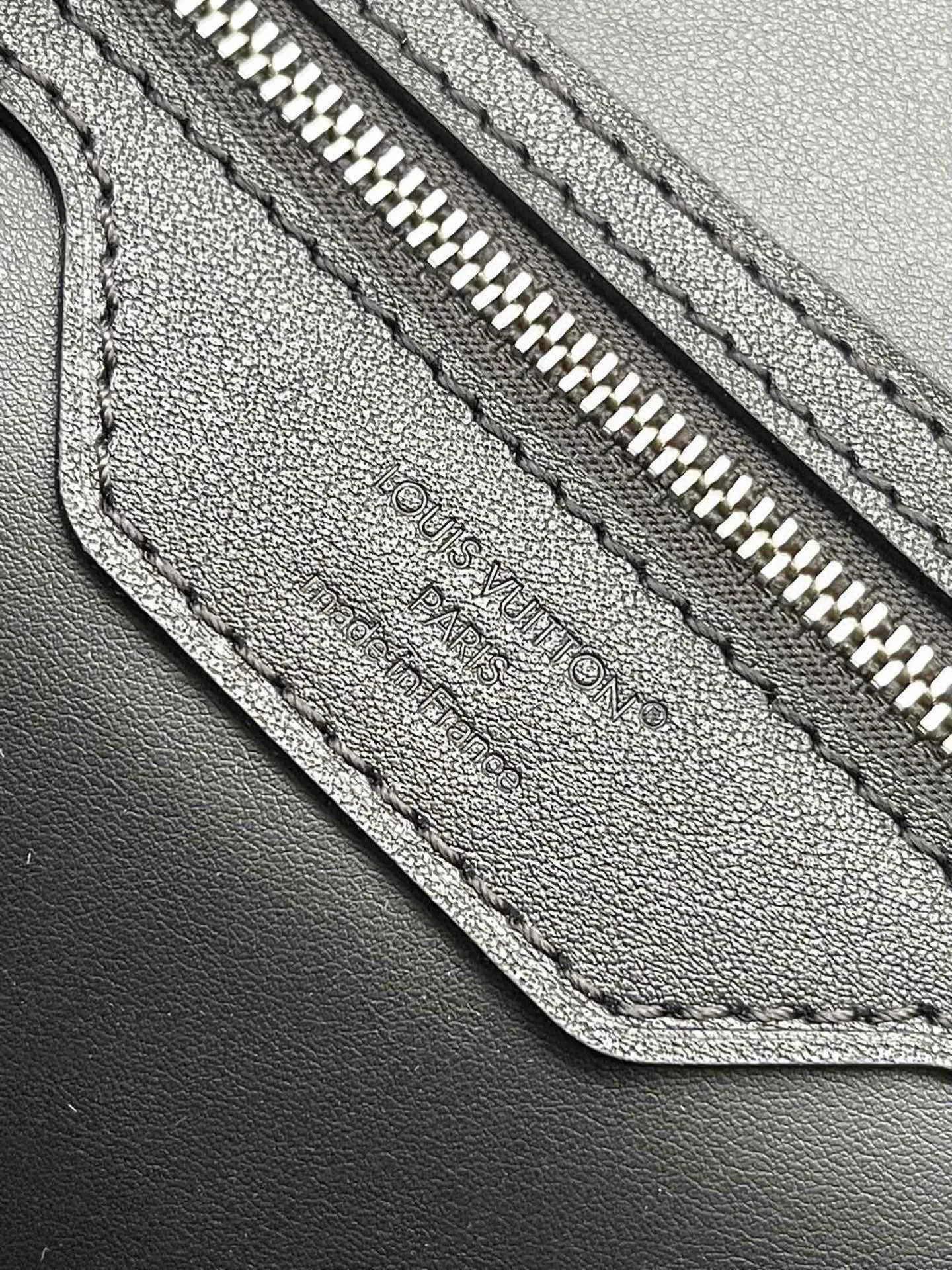 💰1100 Top-quality original M12243 presbyopic black leather Speedy Soft 30 Dark handbag becomes a good travel companion with its eye-catching style. The Monogram coated canvas bag is trimmed with leather and has a Gothic-style chain. Its generous structure has a zipped pocket inside to keep your passport and other important items safe. The nameplate and tassels add to the intricate details, and the Toron handle adds a fresh touch. 21 x 17 x 30 cm (height x width x length)