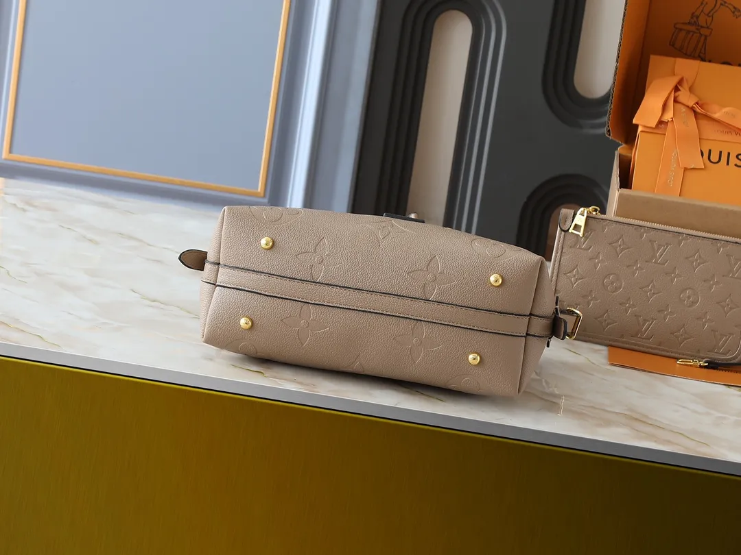 💰240💰Upgraded from the original M24141 M46288 M46293 M46277 M46298 M46203 CarryAll small handbag is made of Mono gram Empreinte embossed leather. It has a generous structure and a neat inner layer. The large inner bag adds functional elements. Comes with a Monogram embossed zipper clutch secured by a leather strap. A personal companion for urban life. Dimensions 29 x 24 x 12 cm (length x height x width)