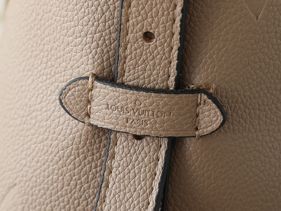 💰240💰Upgraded from the original M24141 M46288 M46293 M46277 M46298 M46203 CarryAll small handbag is made of Mono gram Empreinte embossed leather. It has a generous structure and a neat inner layer. The large inner bag adds functional elements. Comes with a Monogram embossed zipper clutch secured by a leather strap. A personal companion for urban life. Dimensions 29 x 24 x 12 cm (length x height x width)