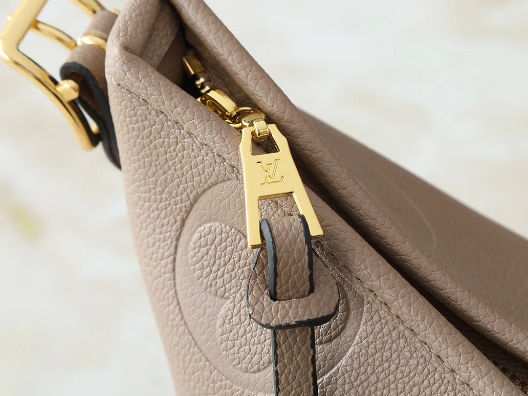 💰240💰Upgraded from the original M24141 M46288 M46293 M46277 M46298 M46203 CarryAll small handbag is made of Mono gram Empreinte embossed leather. It has a generous structure and a neat inner layer. The large inner bag adds functional elements. Comes with a Monogram embossed zipper clutch secured by a leather strap. A personal companion for urban life. Dimensions 29 x 24 x 12 cm (length x height x width)