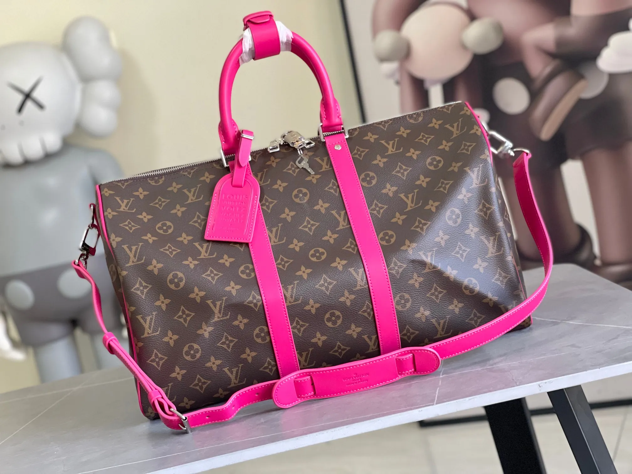 💰1100 Top Original M13807 Rose Red.13808 Red This Keepall Bandoulière 45 travel bag is made of Monogram Giant coated canvas with Monogram Reverse trim, paying tribute to the brand's iconic pattern. Luxurious fabric lining with zippered interior pocket, removable and adjustable leather shoulder strap and top handle allow for a variety of carrying options. Size: 45x27x20cm