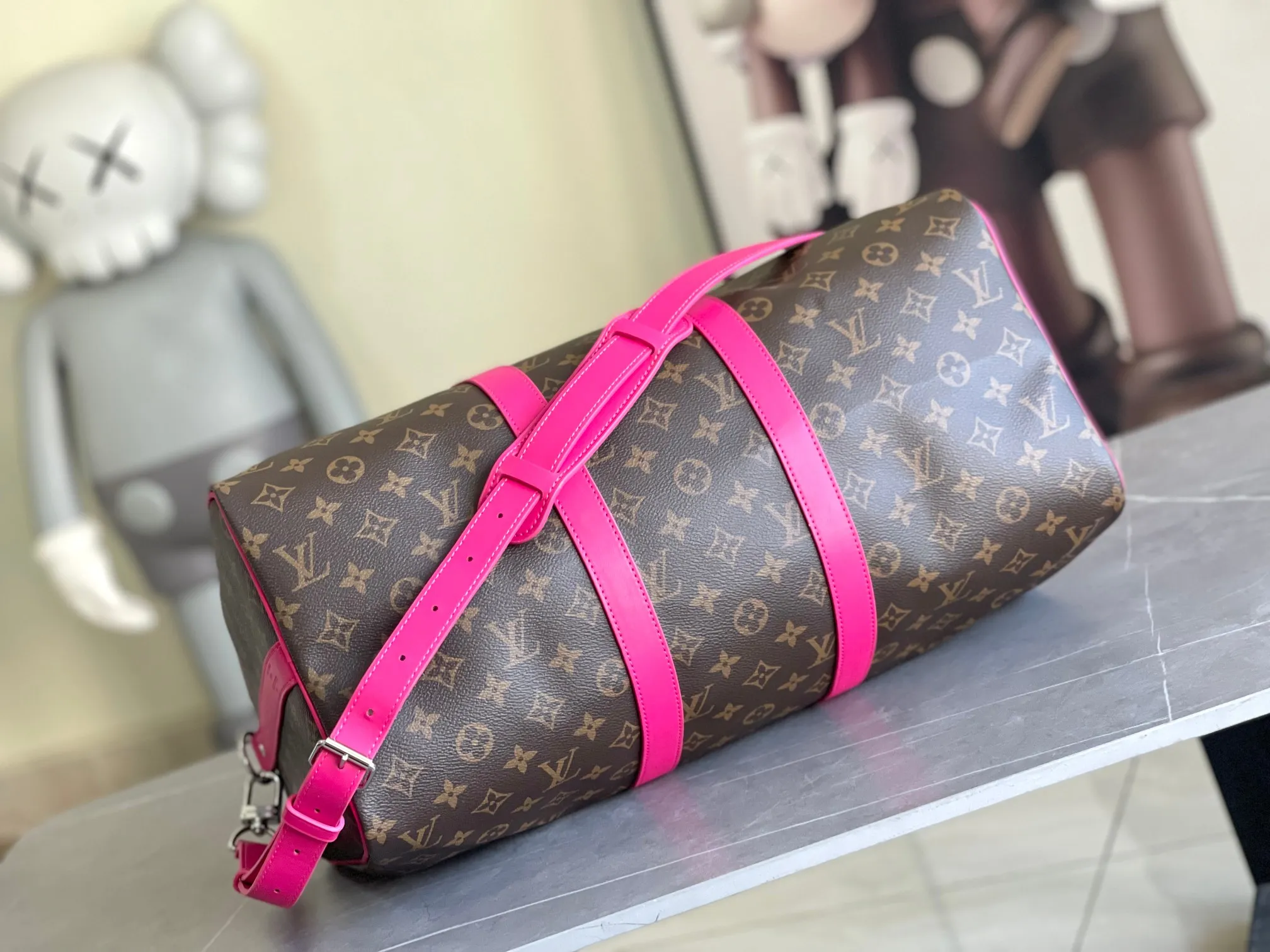 💰1100 Top Original M13807 Rose Red.13808 Red This Keepall Bandoulière 45 travel bag is made of Monogram Giant coated canvas with Monogram Reverse trim, paying tribute to the brand's iconic pattern. Luxurious fabric lining with zippered interior pocket, removable and adjustable leather shoulder strap and top handle allow for a variety of carrying options. Size: 45x27x20cm