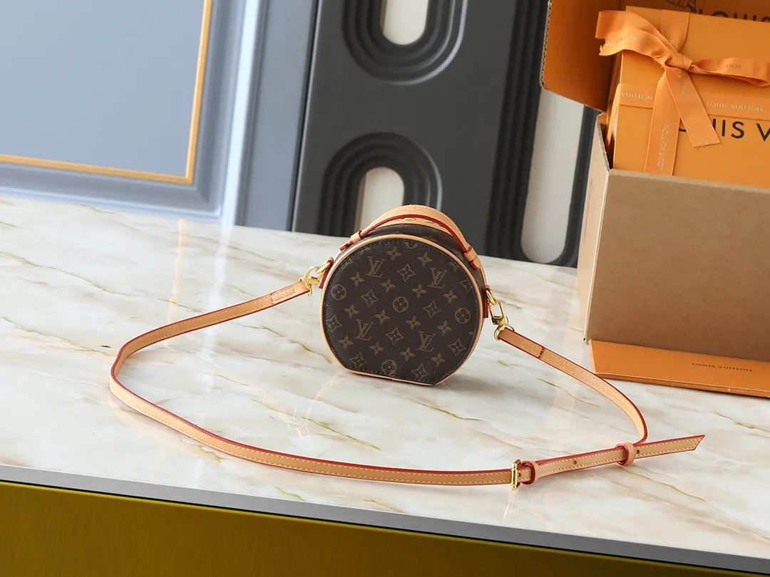 💰240💰Upgraded from original M83575 M83614 This Mini Boîte Chapeau handbag is made of Monogram canvas to create a classic configuration, with a leather nameplate and Malletage quilted lining to highlight the brand heritage. The large accordion compartment opens with a zipper and the detachable shoulder strap makes it suitable for carrying by hand, shoulder or as a waist bag. Dimensions: 13.0 x 12.0 x 6.5 cm (length x height x width)