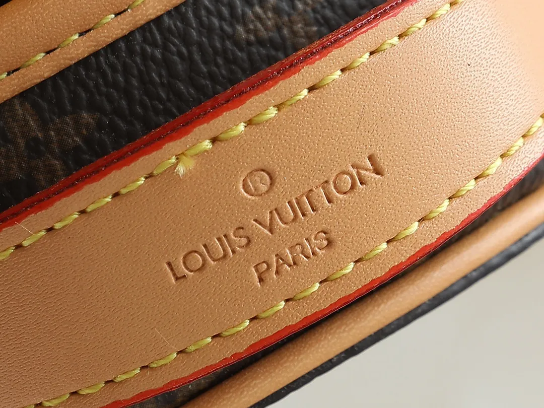 💰240💰Upgraded from original M83575 M83614 This Mini Boîte Chapeau handbag is made of Monogram canvas to create a classic configuration, with a leather nameplate and Malletage quilted lining to highlight the brand heritage. The large accordion compartment opens with a zipper and the detachable shoulder strap makes it suitable for carrying by hand, shoulder or as a waist bag. Dimensions: 13.0 x 12.0 x 6.5 cm (length x height x width)