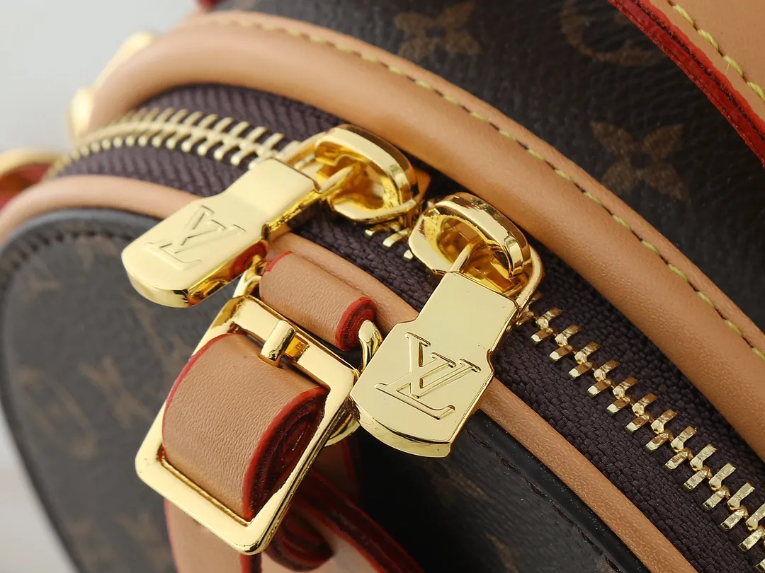 💰240💰Upgraded from original M83575 M83614 This Mini Boîte Chapeau handbag is made of Monogram canvas to create a classic configuration, with a leather nameplate and Malletage quilted lining to highlight the brand heritage. The large accordion compartment opens with a zipper and the detachable shoulder strap makes it suitable for carrying by hand, shoulder or as a waist bag. Dimensions: 13.0 x 12.0 x 6.5 cm (length x height x width)