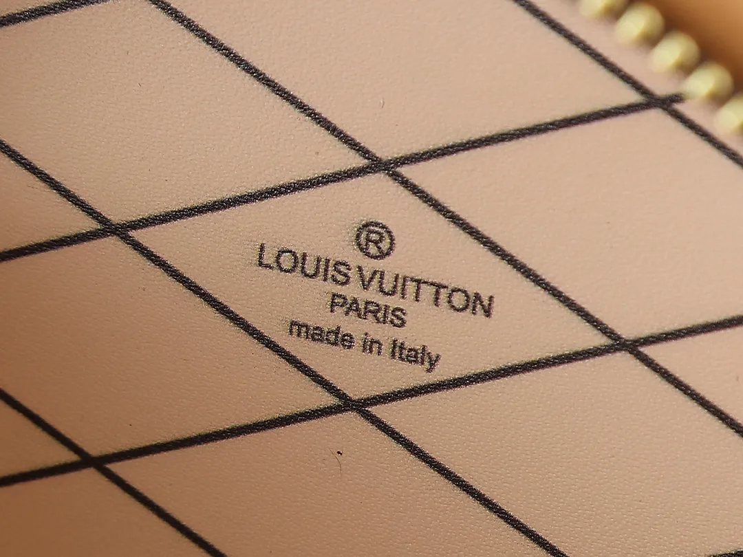 💰240💰Upgraded from original M83575 M83614 This Mini Boîte Chapeau handbag is made of Monogram canvas to create a classic configuration, with a leather nameplate and Malletage quilted lining to highlight the brand heritage. The large accordion compartment opens with a zipper and the detachable shoulder strap makes it suitable for carrying by hand, shoulder or as a waist bag. Dimensions: 13.0 x 12.0 x 6.5 cm (length x height x width)