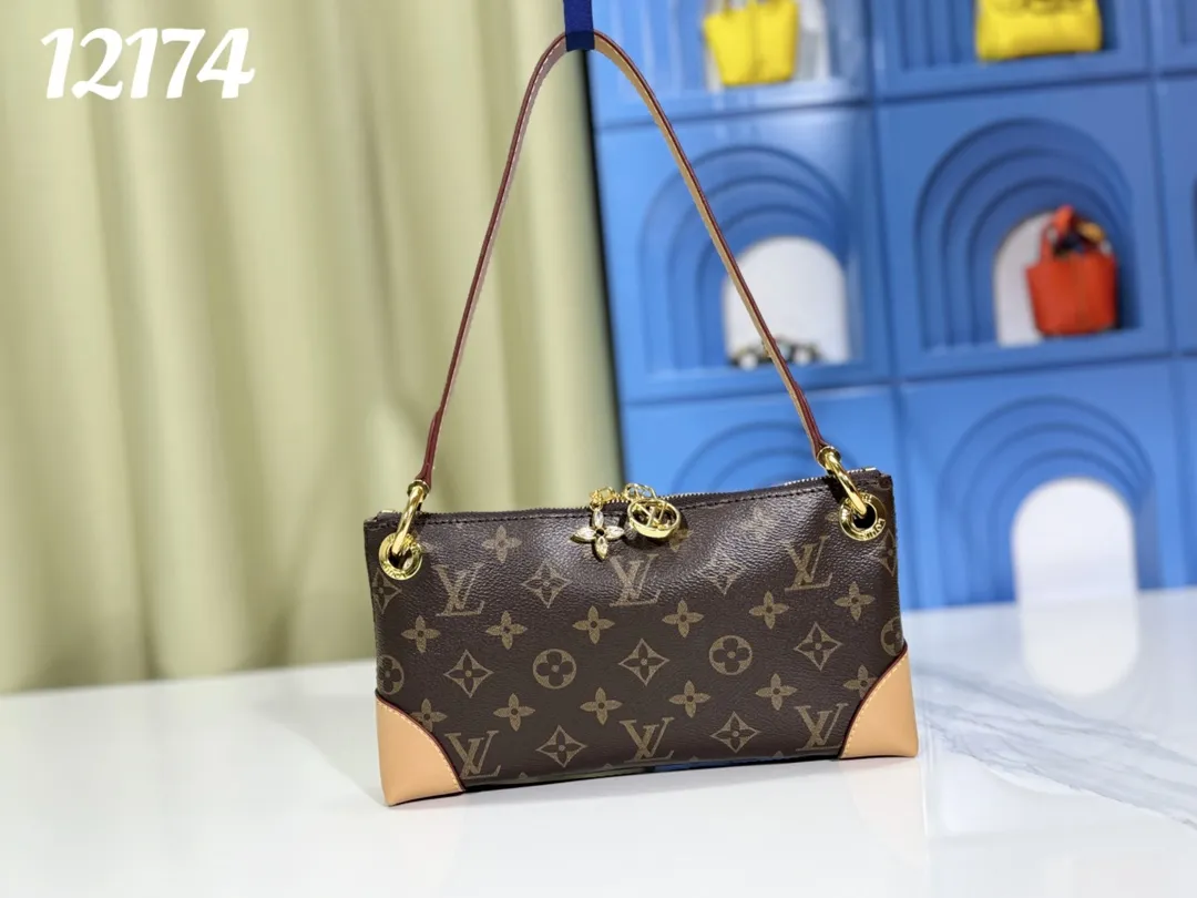 P200💰Upgraded from the original M12174, this Pochette Sèvres is part of the LV Ski Collection and is ready to shine in a “shiny” gun metal tone. It's crafted from signature Monogram Empreinte leather with pale gold hardware for an elegant contrast. The double zip closure features two pendants, one depicting an LV ring and the other displaying a crystal-embellished Monogram flower. Think of it as the perfect après-ski bag. Dimensions: 25 x 13 x 5 cm (length x height x width)