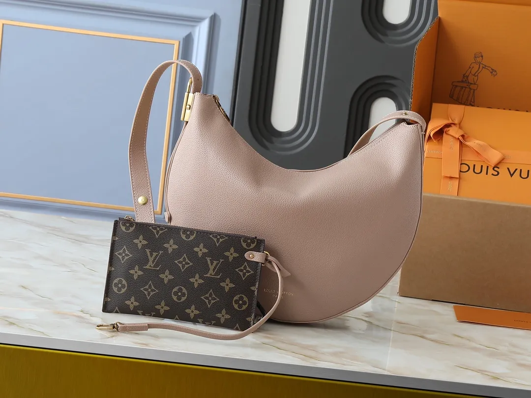 💰280💰Upgraded from the original M14417 M14642 M14635 Louis Vuitton launches the Low Key Cookie medium handbag, highlighting the brand's heritage and exquisite craftsmanship with its elegant design. The soft cow leather will develop a unique color over time, and the distressed metal padlock and removable Monogram storage bag are rich details, allowing you to switch to multiple carrying methods at will. Dimensions: 32.0 x 26.0 x 5.0 cm (length x height x width)