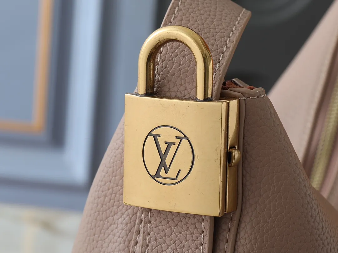 💰280💰Upgraded from the original M14417 M14642 M14635 Louis Vuitton launches the Low Key Cookie medium handbag, highlighting the brand's heritage and exquisite craftsmanship with its elegant design. The soft cow leather will develop a unique color over time, and the distressed metal padlock and removable Monogram storage bag are rich details, allowing you to switch to multiple carrying methods at will. Dimensions: 32.0 x 26.0 x 5.0 cm (length x height x width)