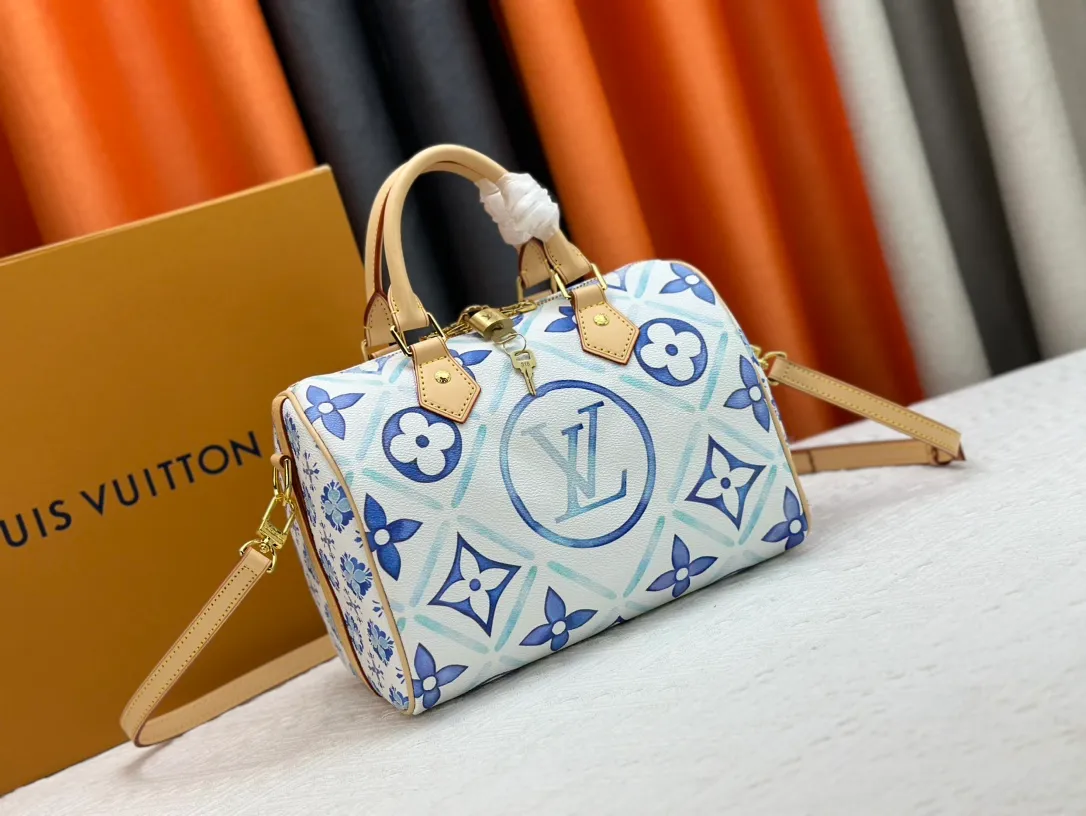 P280 M11264 This Speedy Bandoulière 25 handbag draws inspiration from the Speedy travel bag of the 1930s. It outlines the classic silhouette with Monogram Tiles canvas, giving it a fresh summer atmosphere. The print on the body and lining is reminiscent of Lisbon's beautiful tiles, and the LV Circle logo in the center adds to the brand's signature. 25.0 x 19.0 x 15.0 cm (L x H x W) • Monogram Tiles coated canvas • Cow leather trim • Printed fabric lining • Metal hardware • Double zip closure • Internal slip pocket • Padlock • Holds smartphone, keys, wallet, headphones and iPad Mini • Shoulder strap: removable, adjustable • Half-length strap: 46.5 cm • Half-length adjustable strap: 55.0 cm • Handle: Double handle