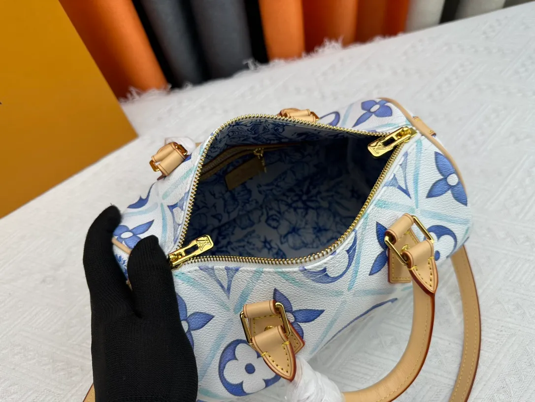 P280 M11264 This Speedy Bandoulière 25 handbag draws inspiration from the Speedy travel bag of the 1930s. It outlines the classic silhouette with Monogram Tiles canvas, giving it a fresh summer atmosphere. The print on the body and lining is reminiscent of Lisbon's beautiful tiles, and the LV Circle logo in the center adds to the brand's signature. 25.0 x 19.0 x 15.0 cm (L x H x W) • Monogram Tiles coated canvas • Cow leather trim • Printed fabric lining • Metal hardware • Double zip closure • Internal slip pocket • Padlock • Holds smartphone, keys, wallet, headphones and iPad Mini • Shoulder strap: removable, adjustable • Half-length strap: 46.5 cm • Half-length adjustable strap: 55.0 cm • Handle: Double handle
