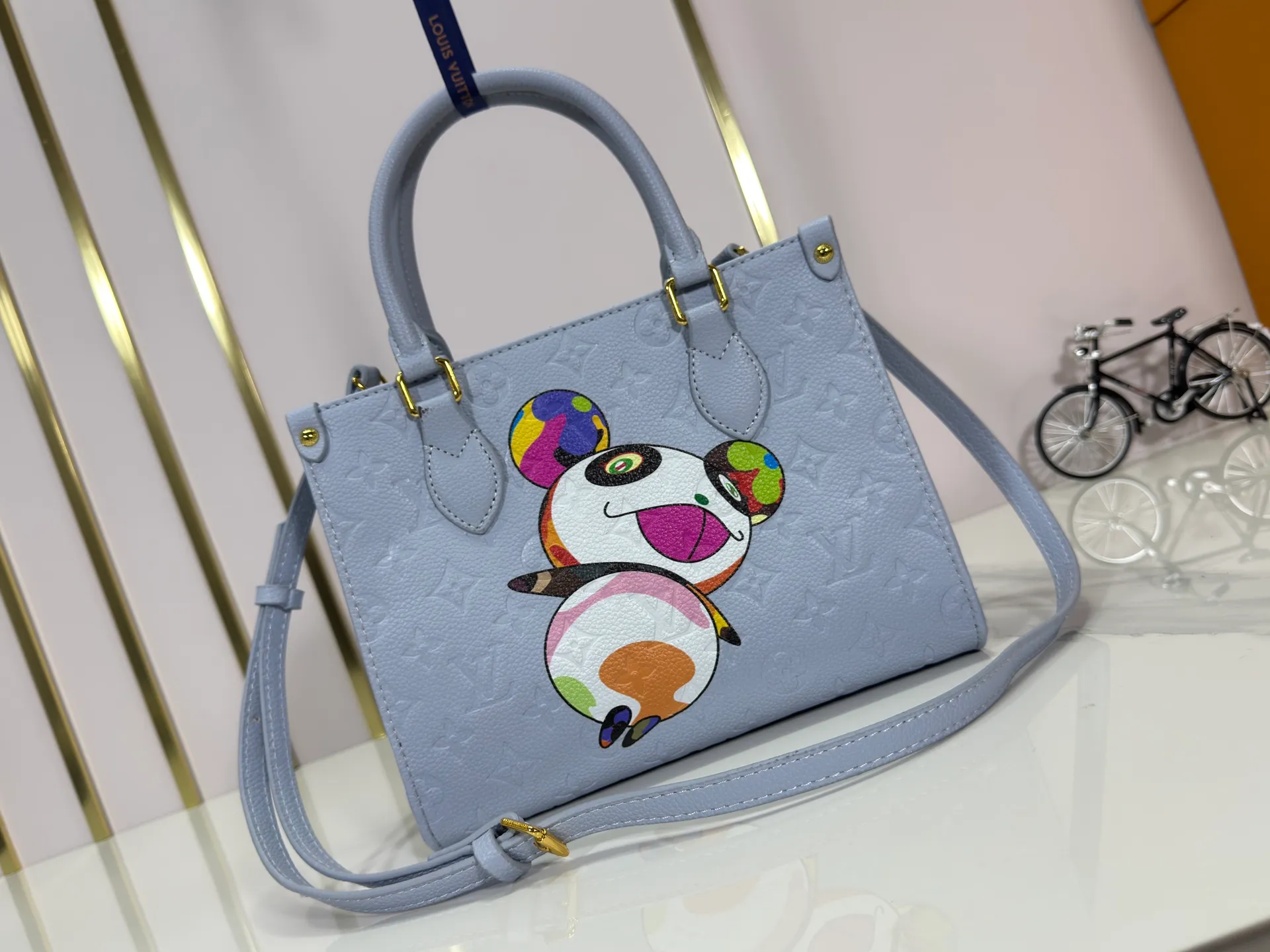 P240 upgraded original M13836 M45659 Louis Vuitton and Takashi Murakami launched a cross-border cooperation to reinterpret the classic OnTheGo small handbag with unconstrained ingenuity. Monogram Empreinte leather is dip-dyed in soft tones, and the sides of the bag feature Murakami's "super-flat" panda pattern, with Monogram flowers subtly blended into it. The metal parts add a touch of trendy style, and the detachable chain allows for a variety of carrying experiences. Dimensions: 25.0 x 19.0 x 11.5 cm (length x height x width)