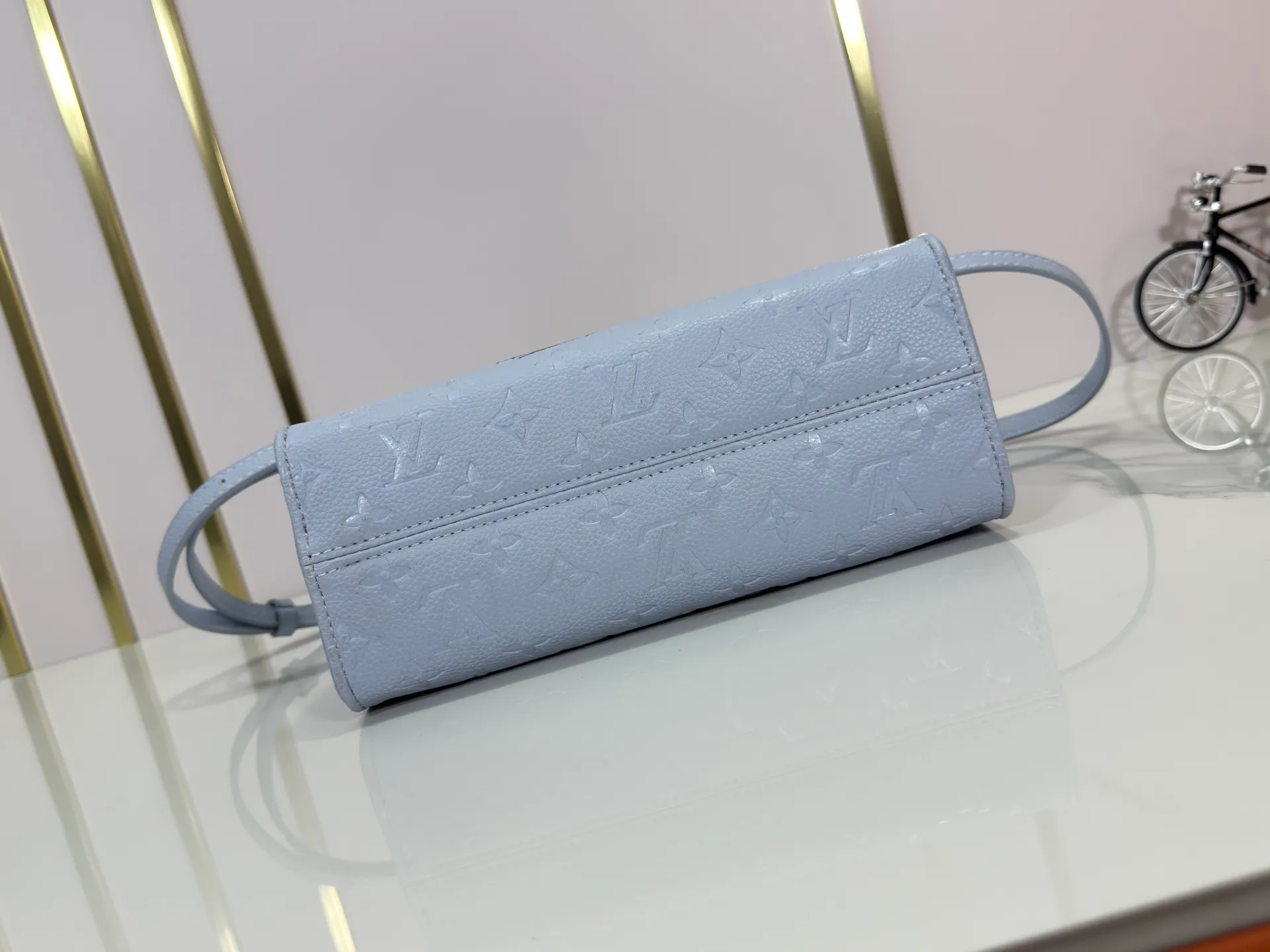 P240 upgraded original M13836 M45659 Louis Vuitton and Takashi Murakami launched a cross-border cooperation to reinterpret the classic OnTheGo small handbag with unconstrained ingenuity. Monogram Empreinte leather is dip-dyed in soft tones, and the sides of the bag feature Murakami's "super-flat" panda pattern, with Monogram flowers subtly blended into it. The metal parts add a touch of trendy style, and the detachable chain allows for a variety of carrying experiences. Dimensions: 25.0 x 19.0 x 11.5 cm (length x height x width)
