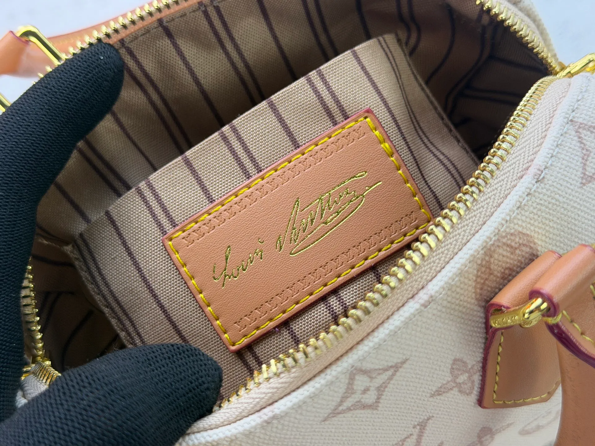 P220 [ALMA BB handbag] M27530-M27951-M28102-M46234-M27526-28272-M27525 This Alma BB handbag comes from the Travels With Grace Coddington series launched by Louis Vuitton and Grace Coddington, focusing on the fun Meowgram pattern. The canvas body is trimmed with calfskin and the fabric shoulder strap reads "Louis Vuitton" in Coddington's script. The exquisite padlocks and key cases once again prove the brand's exquisite craftsmanship.  Dimensions: 20.5×13.5×12cm (height x width x length)