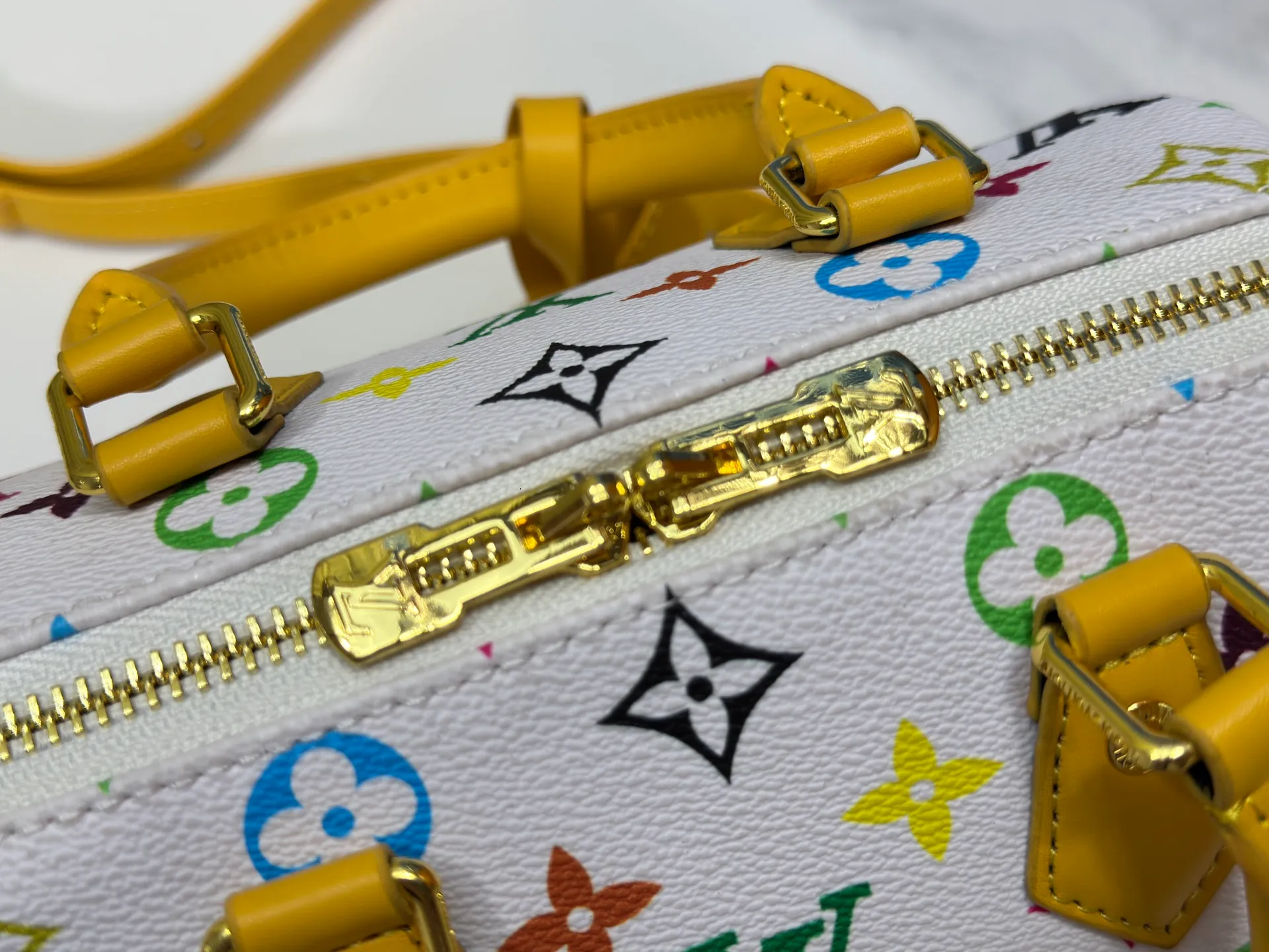 P280 upgraded original M58953 M46234 M46222 Speedy Bandoulière 20 handbag is made of soft coated canvas, and the full-length Monogram pattern is traced in colorful rainbow tones, highlighting the smart style of the Louis Vuitton x Murakami reissue series. The Toron handle and detachable shoulder strap are constructed of cow leather, the metal corners recall classic luggage elements, and the bow-shaped key bag and padlock add brand touches. Dimensions: 20.5 x 13.5 x 12.0 cm (length x height x width)