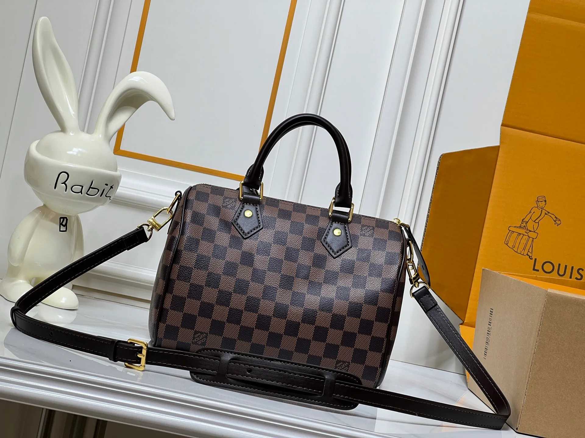 Batch 320💰Upgraded from the original M40772 M15278 M24441 M24424. This Speedy Bandoulière 25 Monogram Leather handbag is made of soft cow leather and uses the Monogram pattern to reproduce the sophisticated look and feel of the canvas print. Dazzling metal hardware, sheepskin lining and nameplate all reflect Creative Director Pharrell Williams' relentless attention to detail. 25 x 15 x 15 cm (length x height x width)