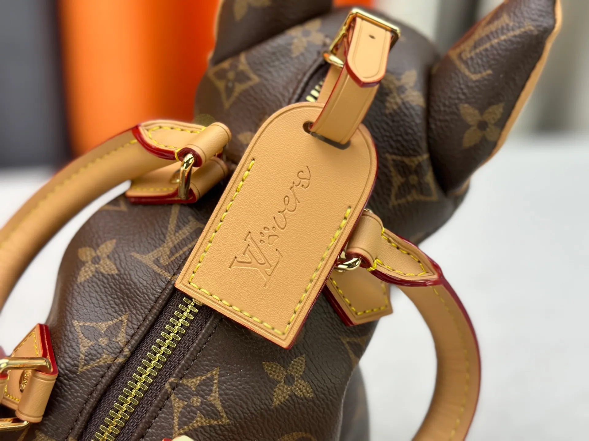 P540 M12617 Semi-steel original single 163 dynamic code change. This Pooch Bag handbag condenses Louis Vuitton's classic design elements with its exquisite configuration. The Monogram canvas body has distressed trim, and the leather-cut top handle, handle fasteners and adjustable shoulder strap make it comfortable to carry or cross-body. The LV Lovers brand celebrates Pharrell Williams' creative ingenuity. 18.0 x 28.0 x 19.0 cm (Length x Height x Width) • Monogram coated canvas • Cow leather trim • Textile lining • Metal hardware • Zip closure • Main compartment • Removable name tag with LV Lovers paw print • Shoulder strap: removable, adjustable • Half-length strap: 39.5 cm • Half-length strap adjustable to: 65.0 cm