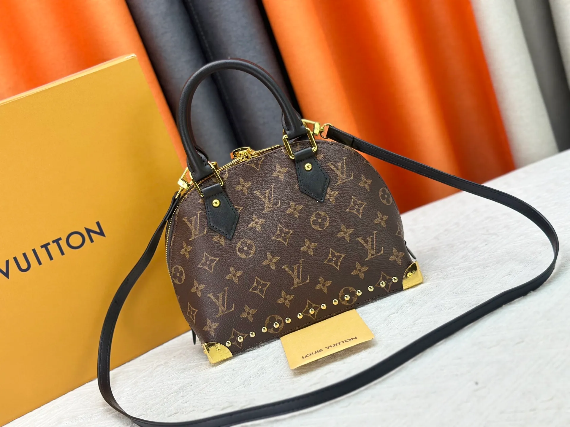 P280 upgraded original M53153 M53152 Louis Vuitton's iconic handbag, one of the most structured and structured. Its prototype is a piece designed by Gaston Vuitton and named after the Alma Bridge, which connects two adjacent fashionable districts in Paris. Signature Monogram canvas gives it a classic feel. Dimensions: 25 x 19 x 12 (length x height x width)