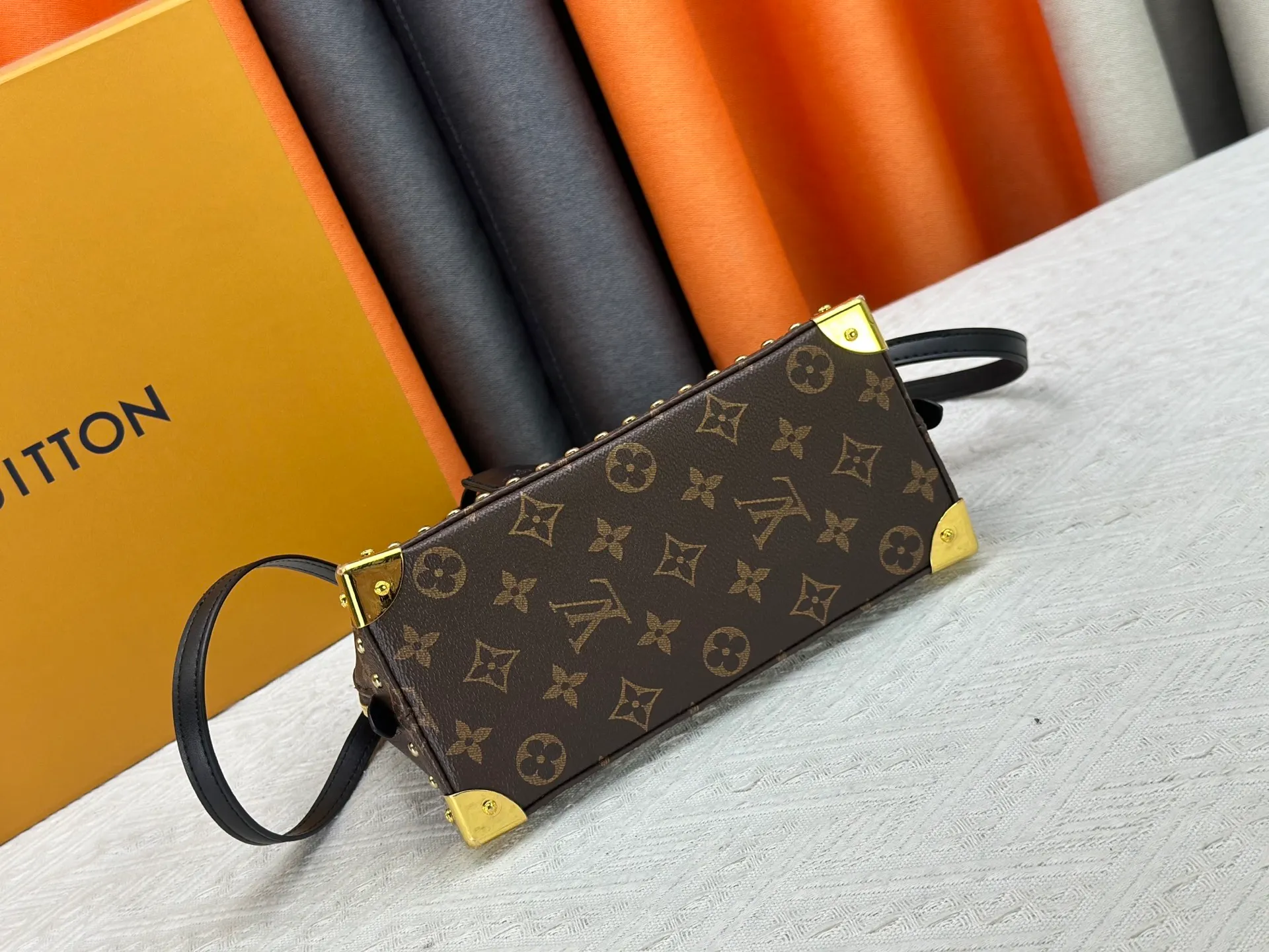 P280 upgraded original M53153 M53152 Louis Vuitton's iconic handbag, one of the most structured and structured. Its prototype is a piece designed by Gaston Vuitton and named after the Alma Bridge, which connects two adjacent fashionable districts in Paris. Signature Monogram canvas gives it a classic feel. Dimensions: 25 x 19 x 12 (length x height x width)