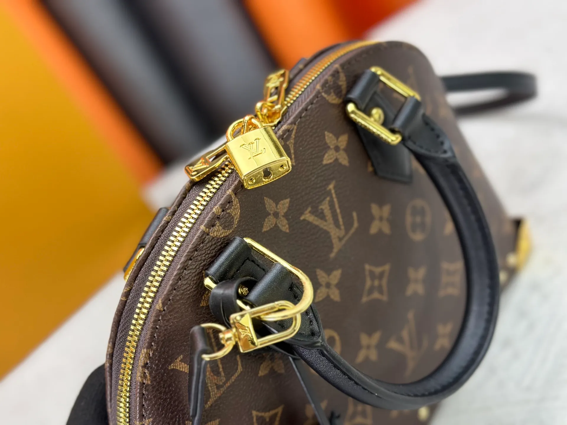 P280 upgraded original M53153 M53152 Louis Vuitton's iconic handbag, one of the most structured and structured. Its prototype is a piece designed by Gaston Vuitton and named after the Alma Bridge, which connects two adjacent fashionable districts in Paris. Signature Monogram canvas gives it a classic feel. Dimensions: 25 x 19 x 12 (length x height x width)