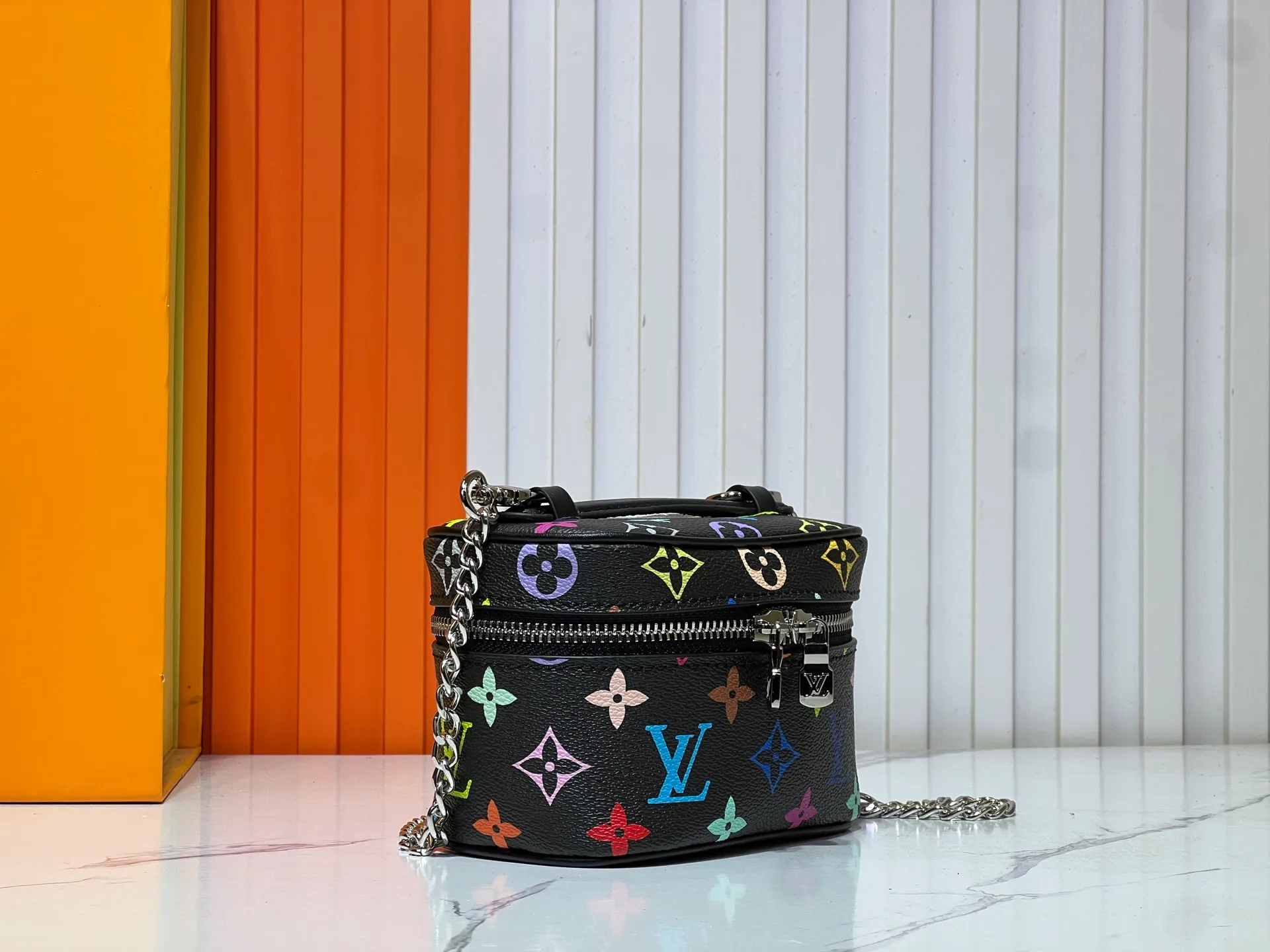 Batch 240💰 Upgraded original M13747 M44495 M42265 M44936 M42263 lv Murakami Nice mini Nano cosmetic bag with Monogram printing and 33 colorful colors. In 2025, Murakami and lv jointly launched the white and black tricolor twelve pieces, which are very popular around the world and are loved by celebrities and celebrities. Dimensions: 14 x 10.2 x 8.5 (LxHxW)