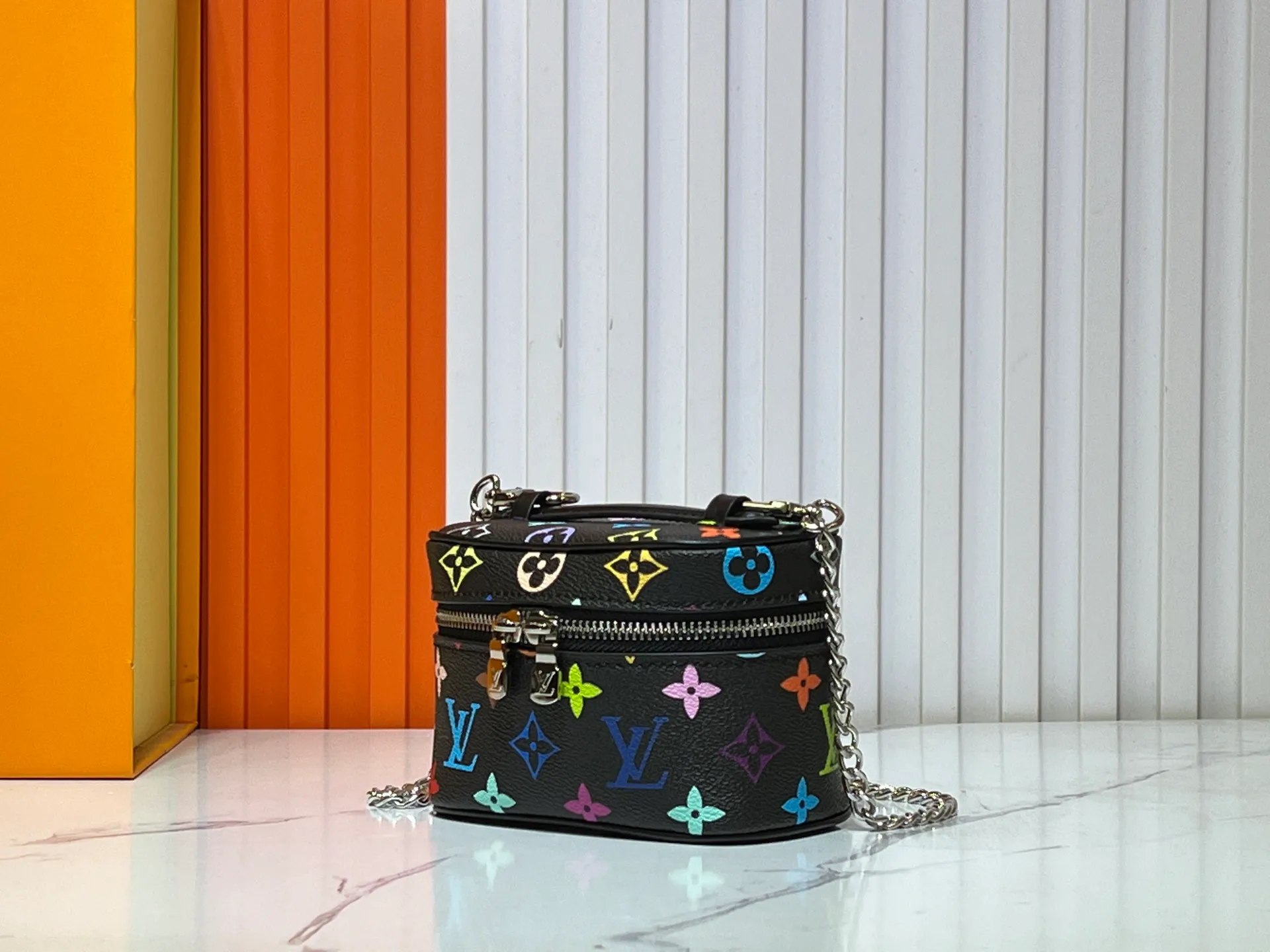 Batch 240💰 Upgraded original M13747 M44495 M42265 M44936 M42263 lv Murakami Nice mini Nano cosmetic bag with Monogram printing and 33 colorful colors. In 2025, Murakami and lv jointly launched the white and black tricolor twelve pieces, which are very popular around the world and are loved by celebrities and celebrities. Dimensions: 14 x 10.2 x 8.5 (LxHxW)