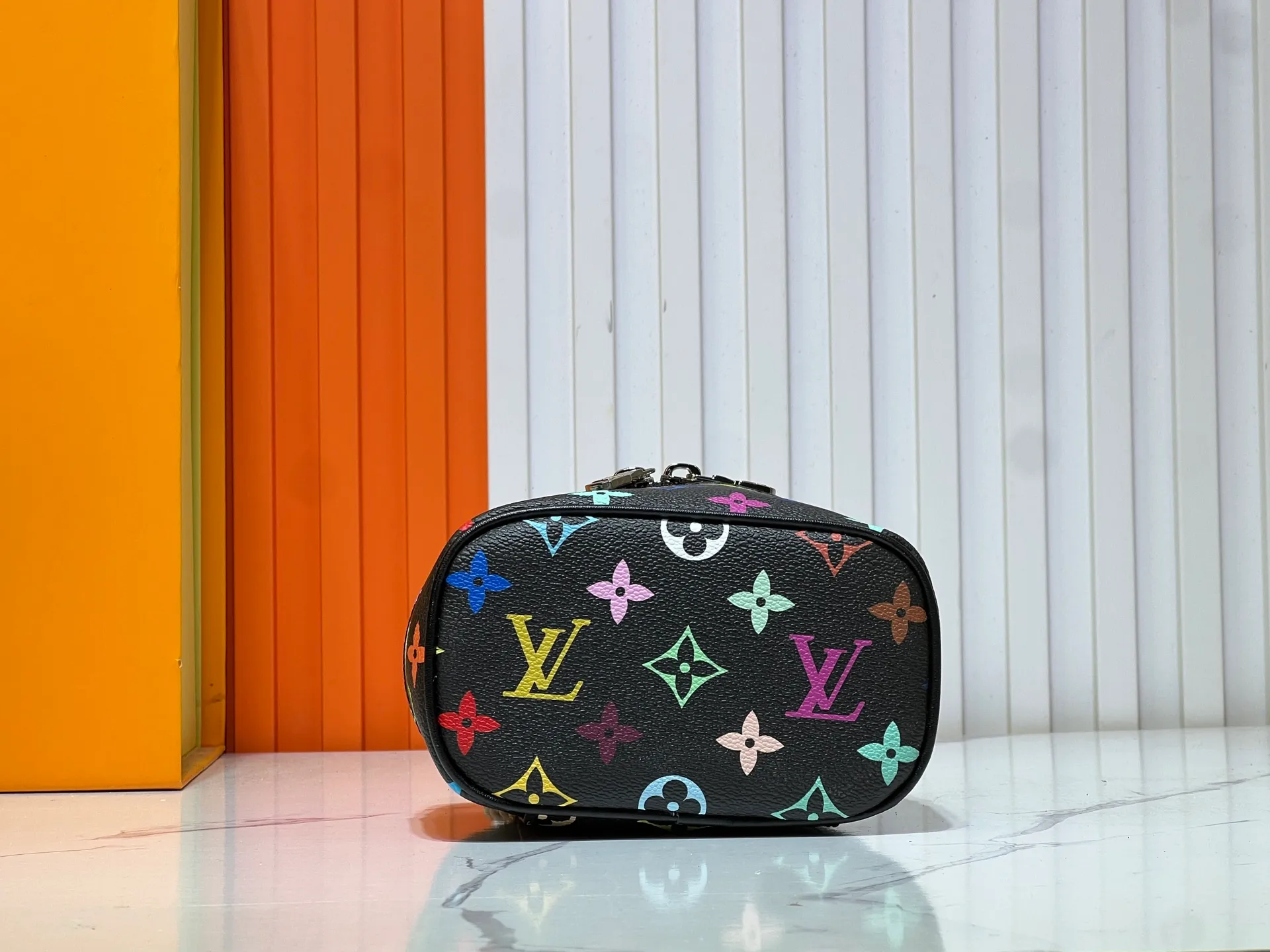 Batch 240💰 Upgraded original M13747 M44495 M42265 M44936 M42263 lv Murakami Nice mini Nano cosmetic bag with Monogram printing and 33 colorful colors. In 2025, Murakami and lv jointly launched the white and black tricolor twelve pieces, which are very popular around the world and are loved by celebrities and celebrities. Dimensions: 14 x 10.2 x 8.5 (LxHxW)