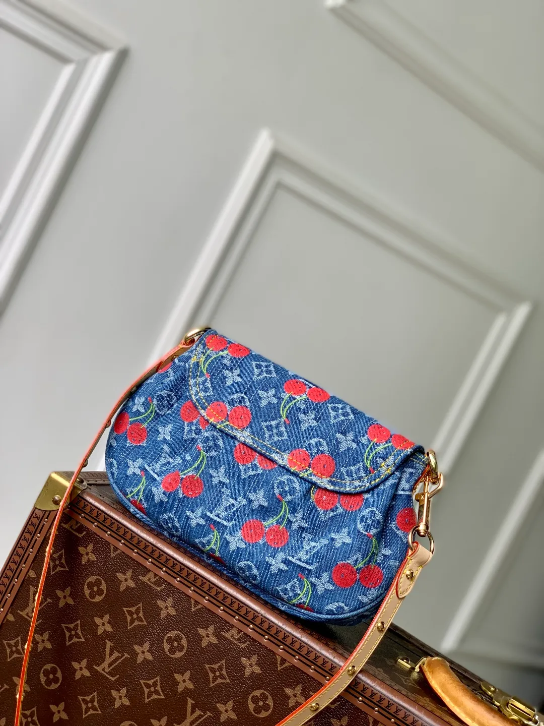 💰1180 Top quality original M13680 cherry. This Sunset handbag is cut in a retro silhouette, exuding a calm and elegant atmosphere. The thick rounded edges perfectly match the large golden plug-in lock. The handbag is made of Monogram denim, embellished with a playful and bright cherry embroidery pattern, taken from the charming replica Louis Vuitton x Murakami series, and has a studded natural leather shoulder strap, reflecting the brand's classic style. 27 x 18 x 3 cm (length x height x width)