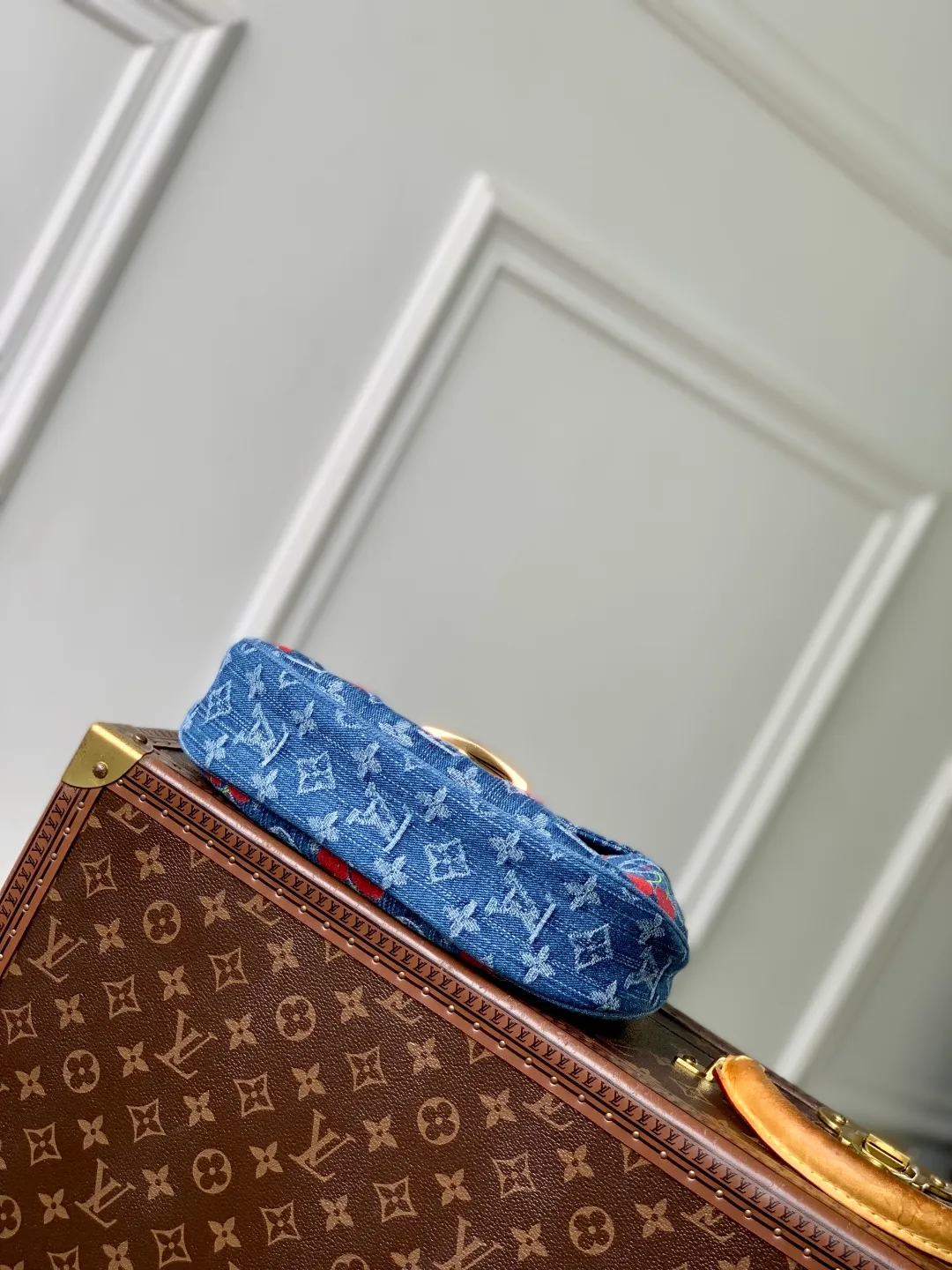 💰1180 Top quality original M13680 cherry. This Sunset handbag is cut in a retro silhouette, exuding a calm and elegant atmosphere. The thick rounded edges perfectly match the large golden plug-in lock. The handbag is made of Monogram denim, embellished with a playful and bright cherry embroidery pattern, taken from the charming replica Louis Vuitton x Murakami series, and has a studded natural leather shoulder strap, reflecting the brand's classic style. 27 x 18 x 3 cm (length x height x width)
