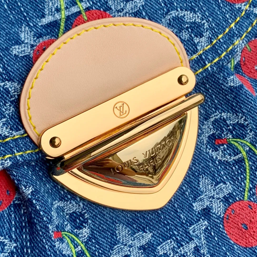 💰1180 Top quality original M13680 cherry. This Sunset handbag is cut in a retro silhouette, exuding a calm and elegant atmosphere. The thick rounded edges perfectly match the large golden plug-in lock. The handbag is made of Monogram denim, embellished with a playful and bright cherry embroidery pattern, taken from the charming replica Louis Vuitton x Murakami series, and has a studded natural leather shoulder strap, reflecting the brand's classic style. 27 x 18 x 3 cm (length x height x width)