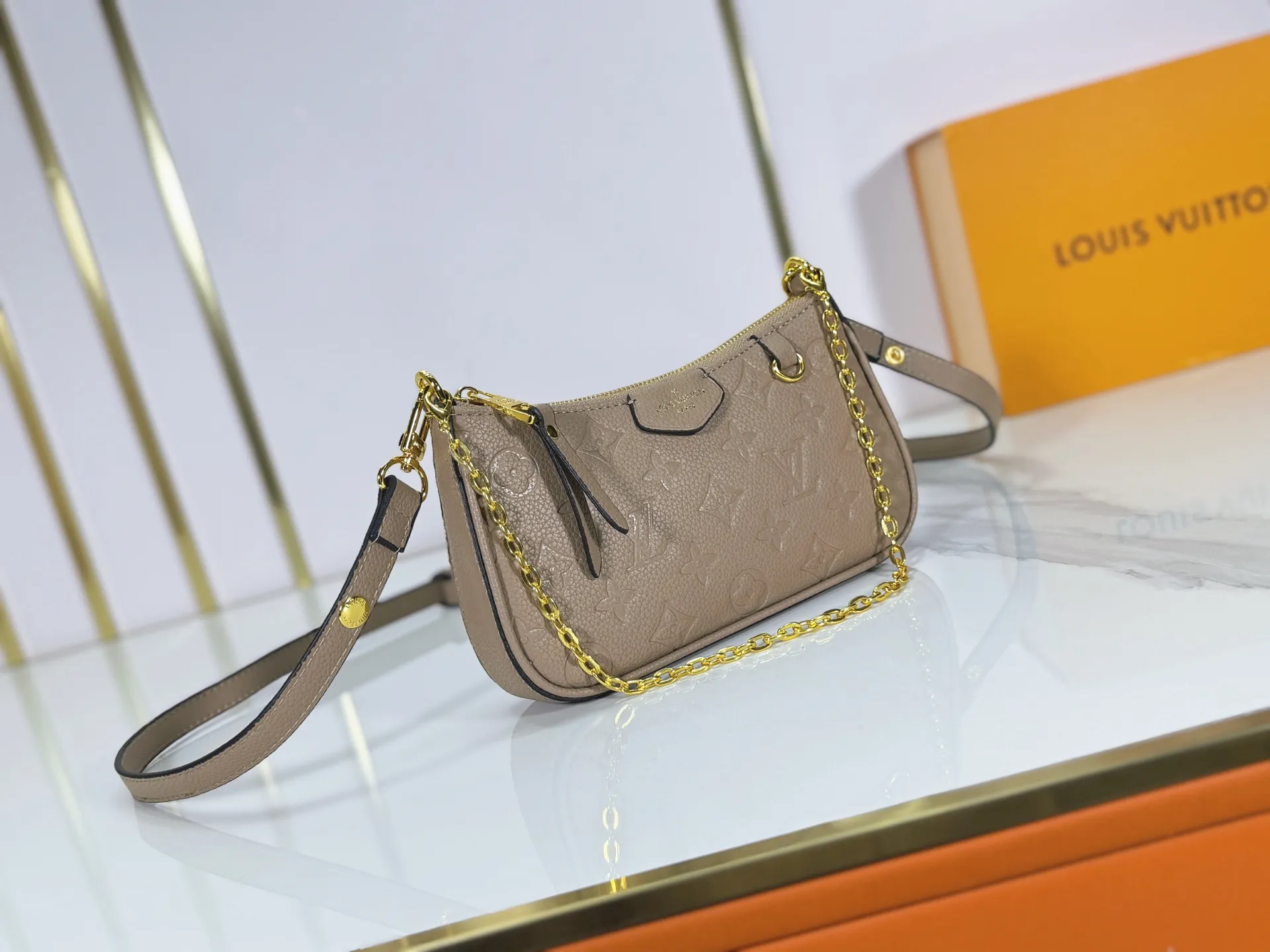 P180 Upgraded original M81066 M80349 M14421 M81862 M13614 This Easy Pouch handbag is decorated with classic Monogram pattern on the leather body and incorporates dazzling metal parts such as D-rings, making it a perfect choice for day and night travel. The compact shape is suitable for daily needs, and the detachable shoulder strap and chain allow for a variety of carrying methods. Dimensions: 19.0 x 11.5 x 3.0 cm (length x height x width)