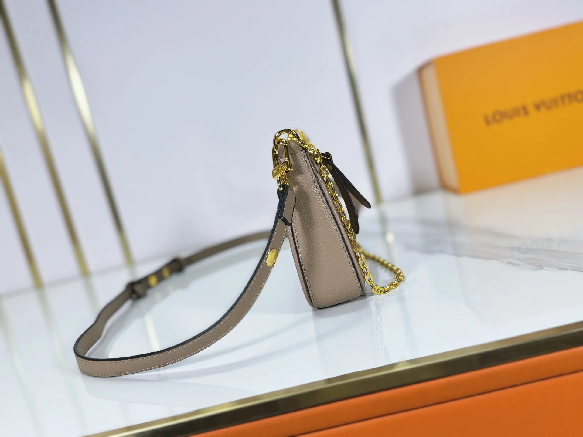 P180 Upgraded original M81066 M80349 M14421 M81862 M13614 This Easy Pouch handbag is decorated with classic Monogram pattern on the leather body and incorporates dazzling metal parts such as D-rings, making it a perfect choice for day and night travel. The compact shape is suitable for daily needs, and the detachable shoulder strap and chain allow for a variety of carrying methods. Dimensions: 19.0 x 11.5 x 3.0 cm (length x height x width)