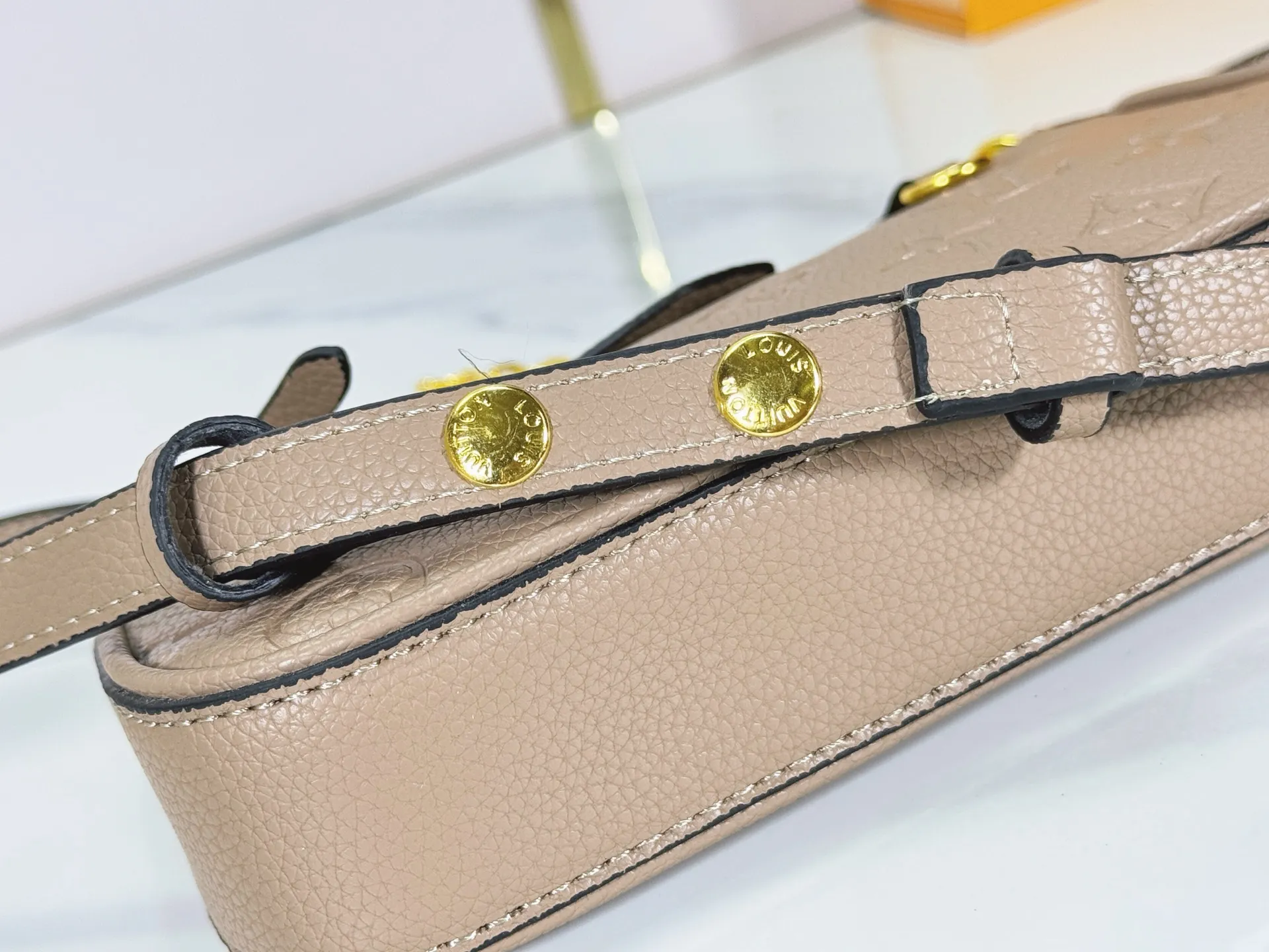 P180 Upgraded original M81066 M80349 M14421 M81862 M13614 This Easy Pouch handbag is decorated with classic Monogram pattern on the leather body and incorporates dazzling metal parts such as D-rings, making it a perfect choice for day and night travel. The compact shape is suitable for daily needs, and the detachable shoulder strap and chain allow for a variety of carrying methods. Dimensions: 19.0 x 11.5 x 3.0 cm (length x height x width)