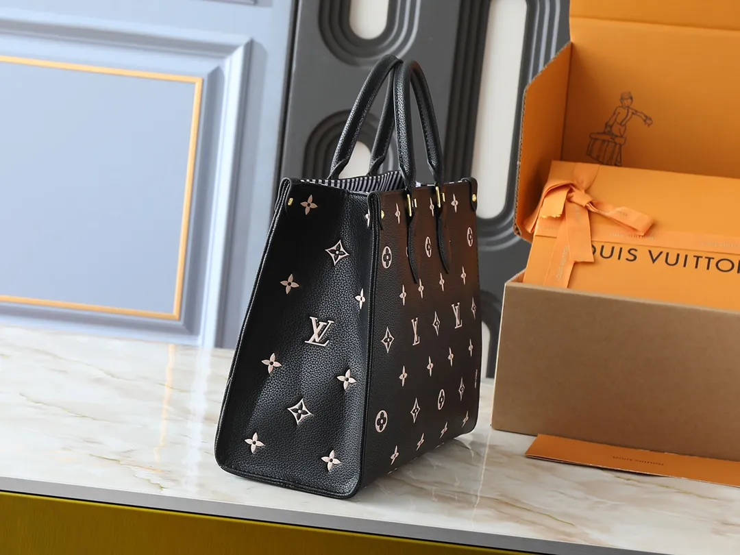 💰260💰Upgraded original M46833 ONTHEGO medium handbag M46834M45595 all black M45494 apricot print 45495 black print 45496 white print M46286 pink Monogram is full leather embossed silk screen white and purple mommy bag shopping bag oo [handshake] [handshake] pattern printed and dyed first, then embossed, soft and soft than grained cowhide Its ample interior can accommodate laptops and other office supplies. The long and short handles are convenient for carrying in the hand or on the shoulder. Size: 34x26x13cm