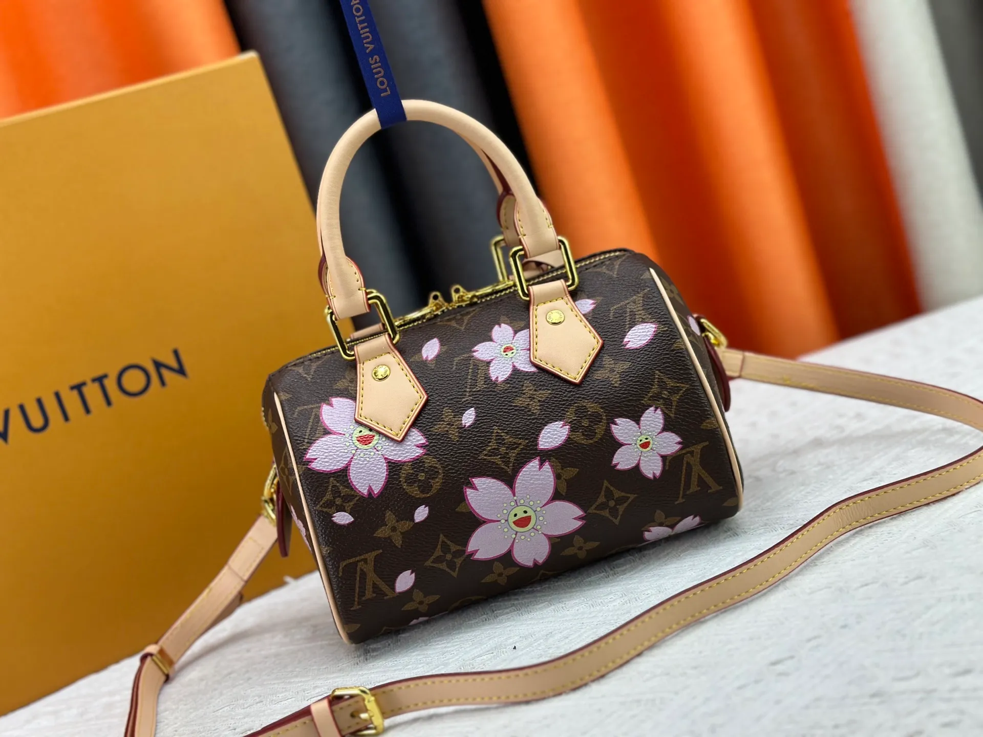 P240 Upgraded original M13805 M13257 M40390 M46234 lv Murakami Takashi co-branded cherry blossom 🌸NANOSPEEDY handbag This Nano Speedy handbag combines Monogram canvas and cow leather trim printing, with 33 colorful colors to interpret white tricolor and black tricolor. It has been launched in twelve pieces and is very popular around the world and is loved by celebrities and celebrities. 20 x 13 x 12 cm