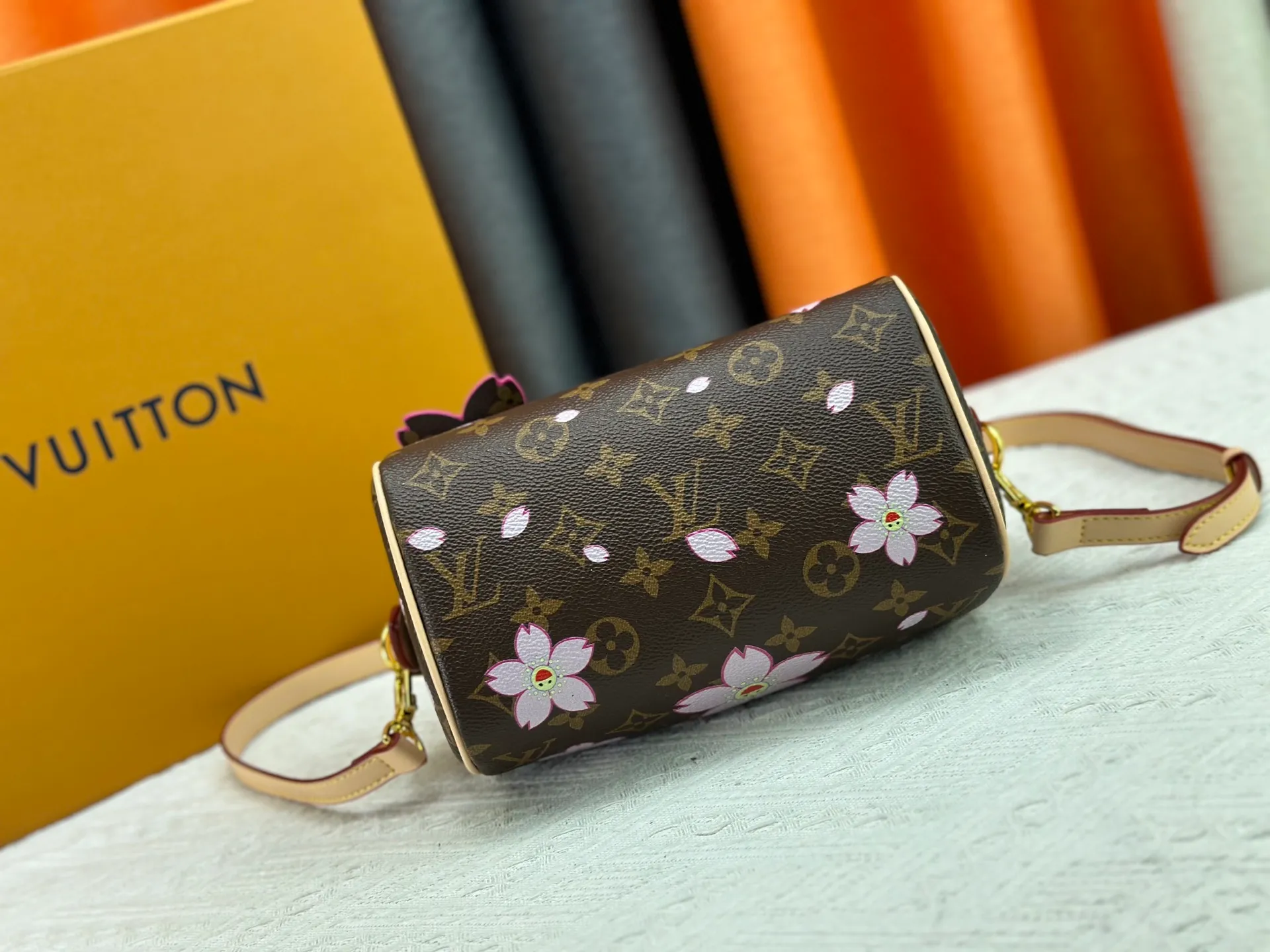 P240 Upgraded original M13805 M13257 M40390 M46234 lv Murakami Takashi co-branded cherry blossom 🌸NANOSPEEDY handbag This Nano Speedy handbag combines Monogram canvas and cow leather trim printing, with 33 colorful colors to interpret white tricolor and black tricolor. It has been launched in twelve pieces and is very popular around the world and is loved by celebrities and celebrities. 20 x 13 x 12 cm