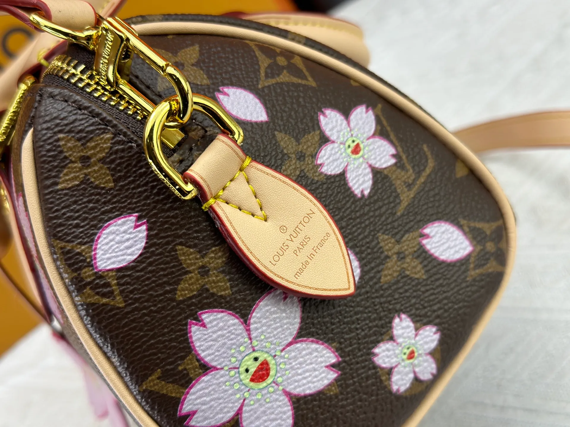 P240 Upgraded original M13805 M13257 M40390 M46234 lv Murakami Takashi co-branded cherry blossom 🌸NANOSPEEDY handbag This Nano Speedy handbag combines Monogram canvas and cow leather trim printing, with 33 colorful colors to interpret white tricolor and black tricolor. It has been launched in twelve pieces and is very popular around the world and is loved by celebrities and celebrities. 20 x 13 x 12 cm