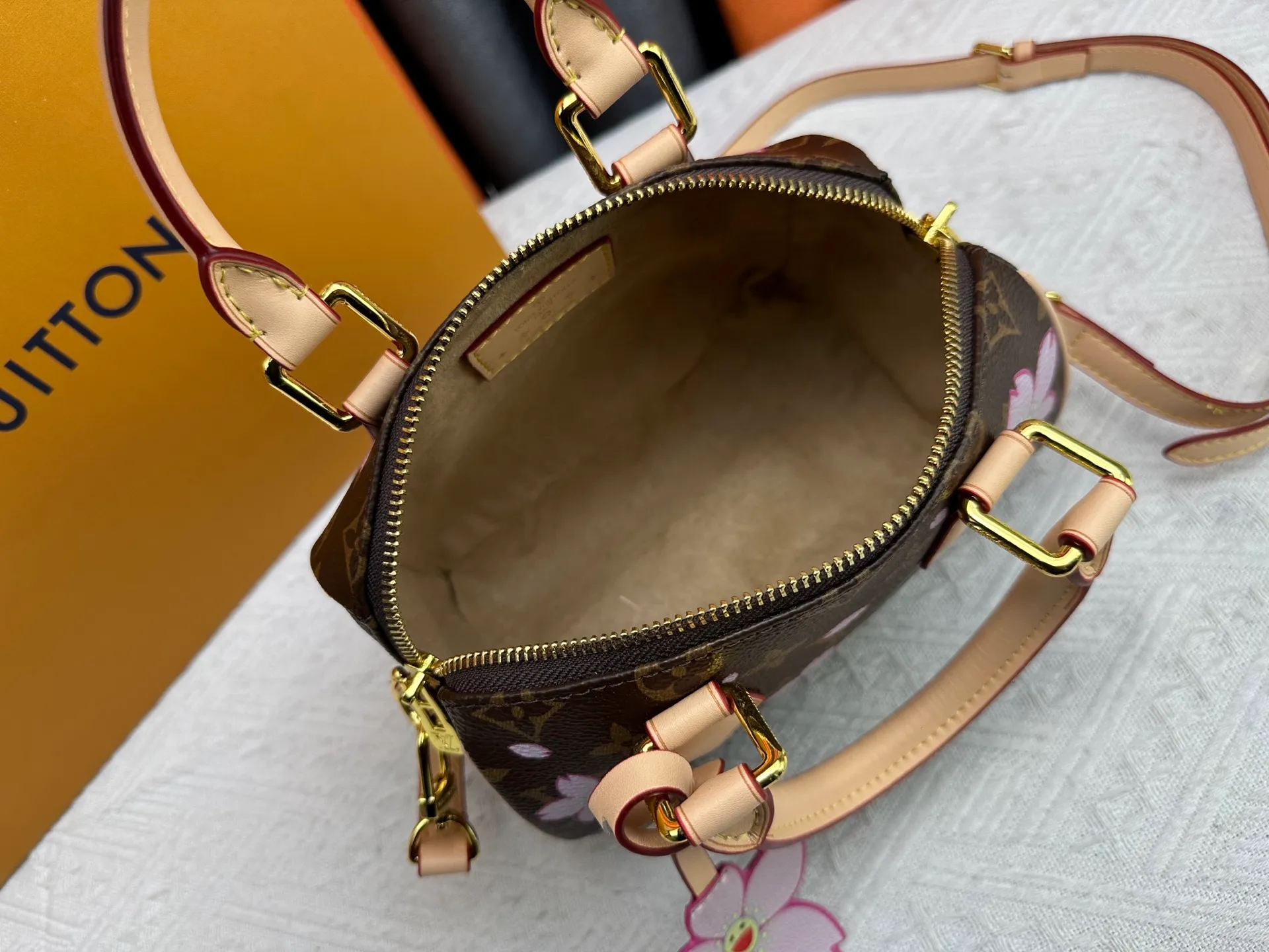 P240 Upgraded original M13805 M13257 M40390 M46234 lv Murakami Takashi co-branded cherry blossom 🌸NANOSPEEDY handbag This Nano Speedy handbag combines Monogram canvas and cow leather trim printing, with 33 colorful colors to interpret white tricolor and black tricolor. It has been launched in twelve pieces and is very popular around the world and is loved by celebrities and celebrities. 20 x 13 x 12 cm